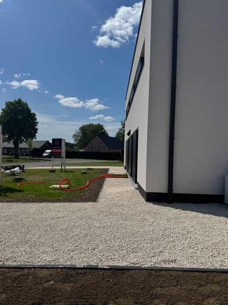Halfopen nieuwbouw met tuin en terras. foto 3