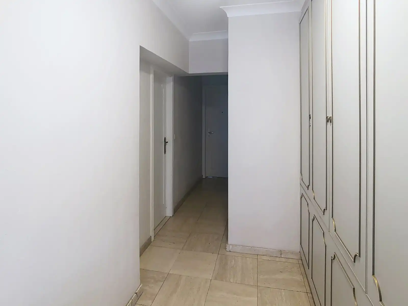 Te renoveren appartement met 2 slaapkamers en garage foto 3