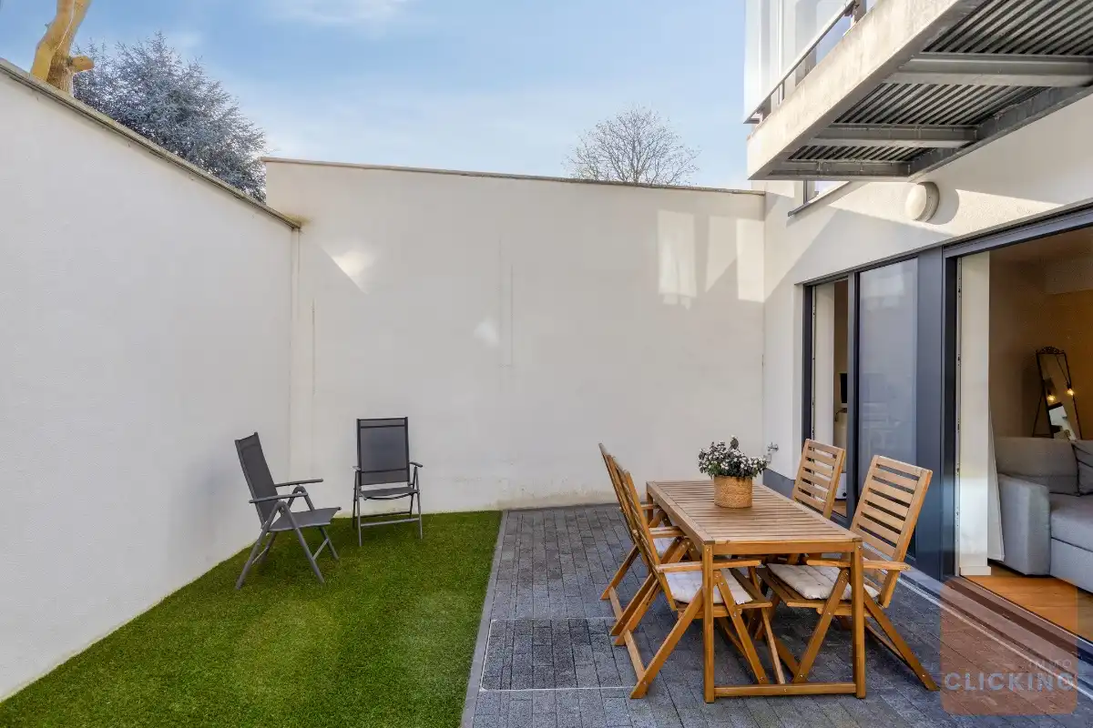 Stijlvol en recent appartement met tuin en patio foto 21