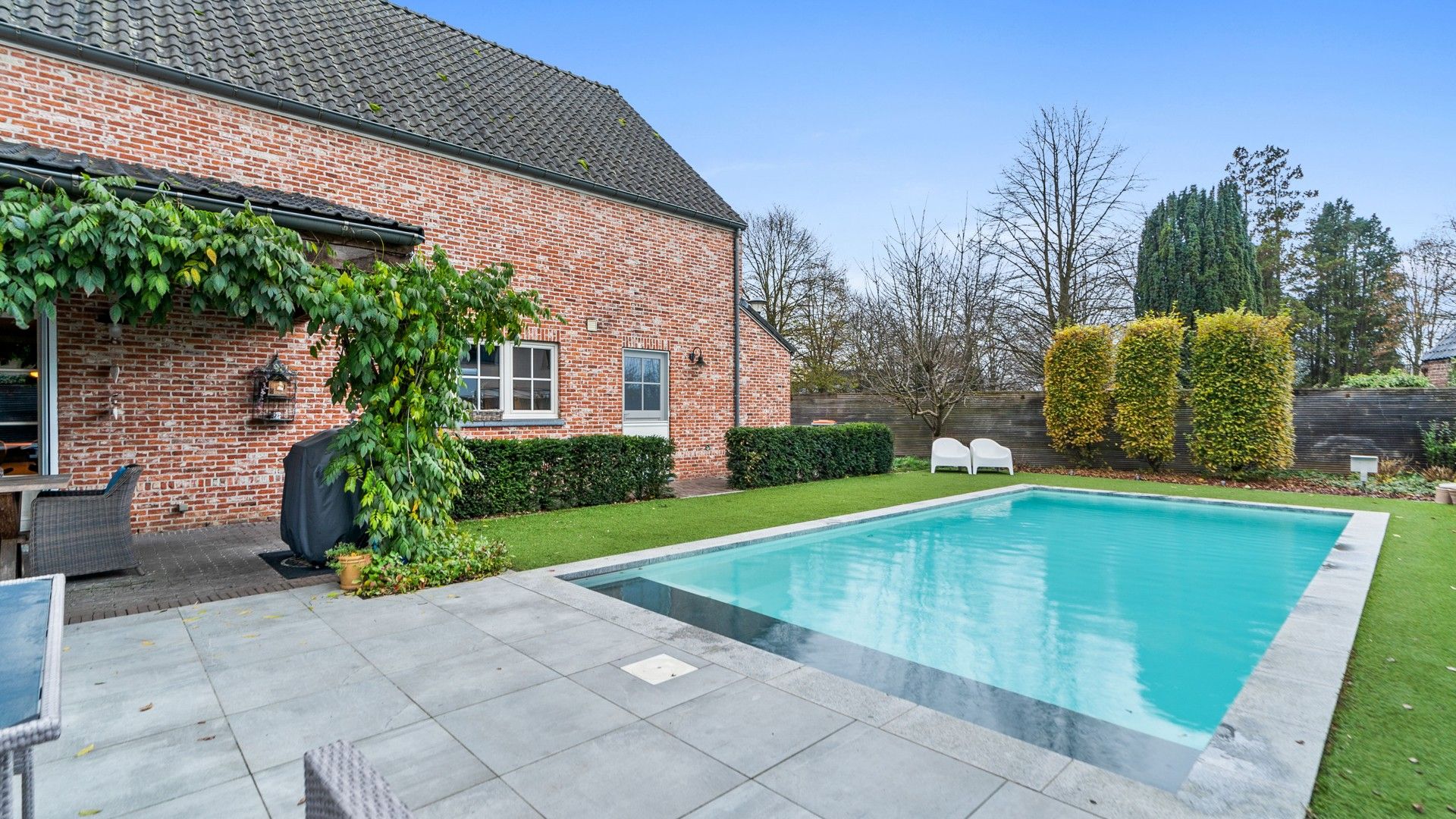 High-end instapklare villa met zwembad en poolhouse foto 6