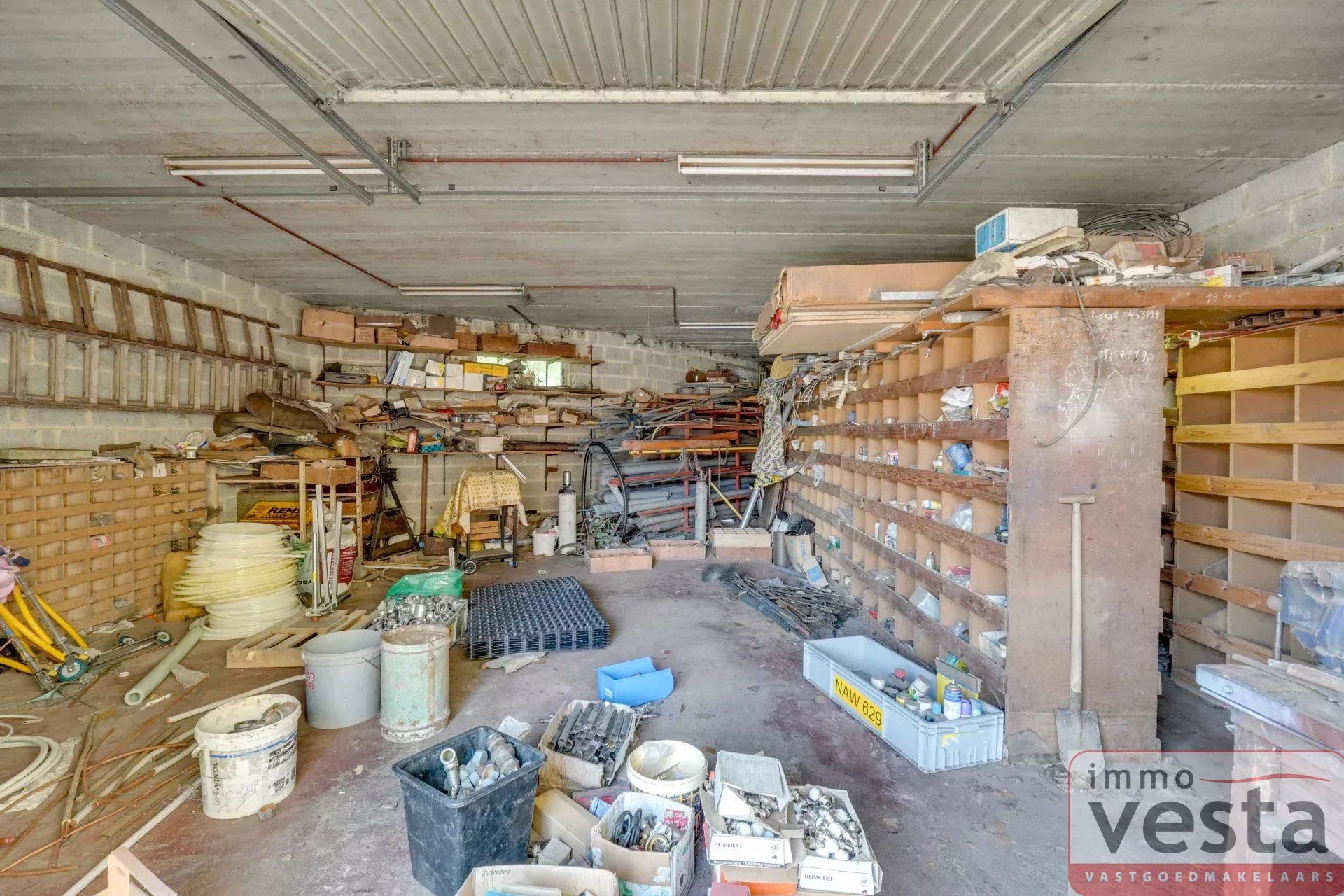 Ruime, op te knappen villa met handelsruimte foto 36