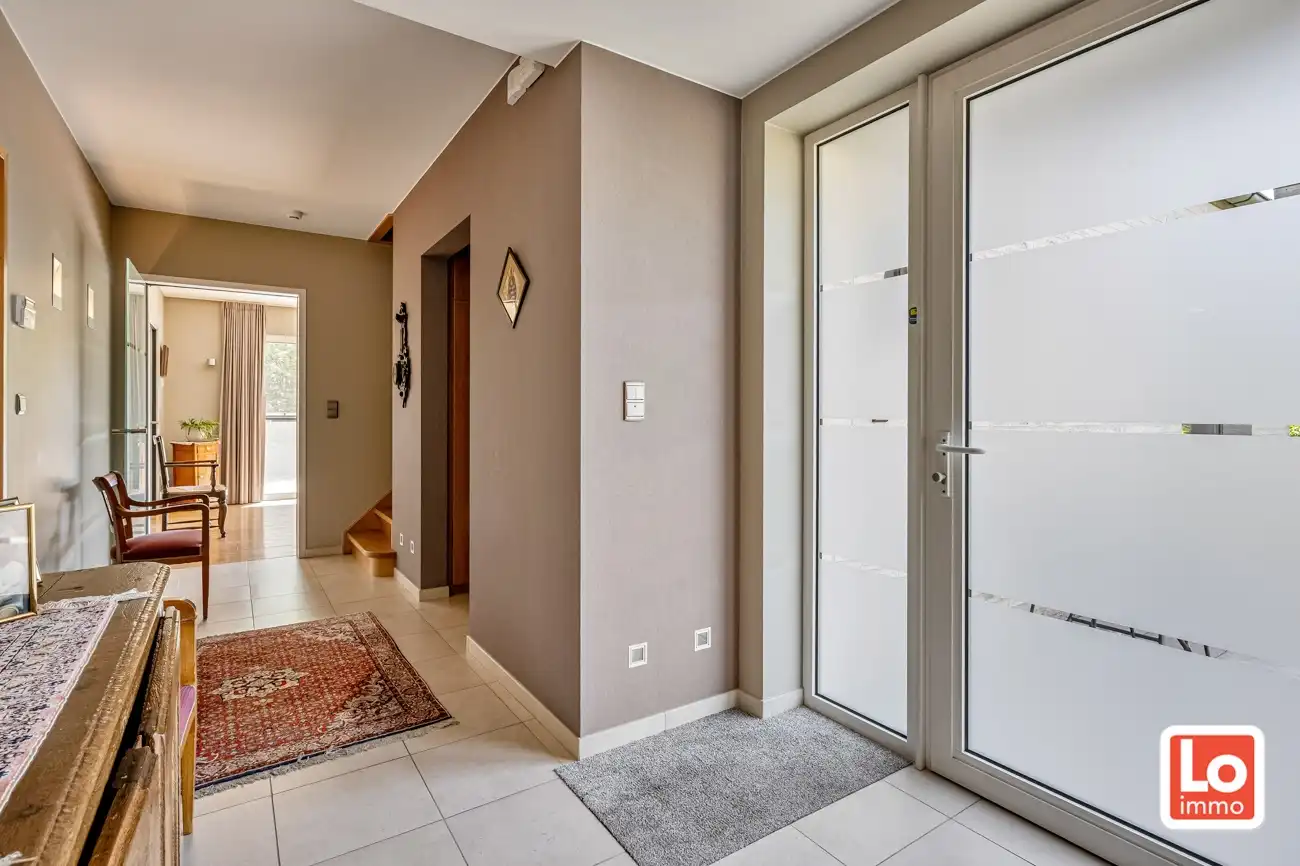 Instap klare open woning met ruime inpandige garage en gezellige tuin op een rustige locatie en toch nabij het centrum van Lochristi! foto 6