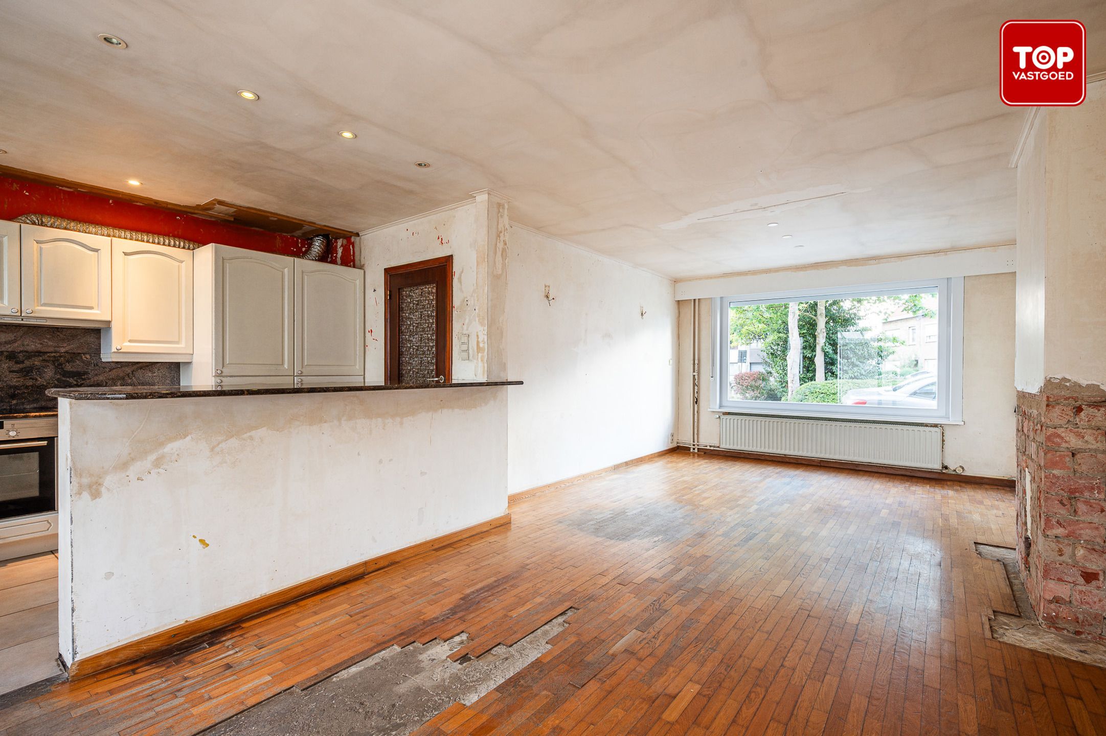 Te renoveren half open woning met tuin en garage. foto 5