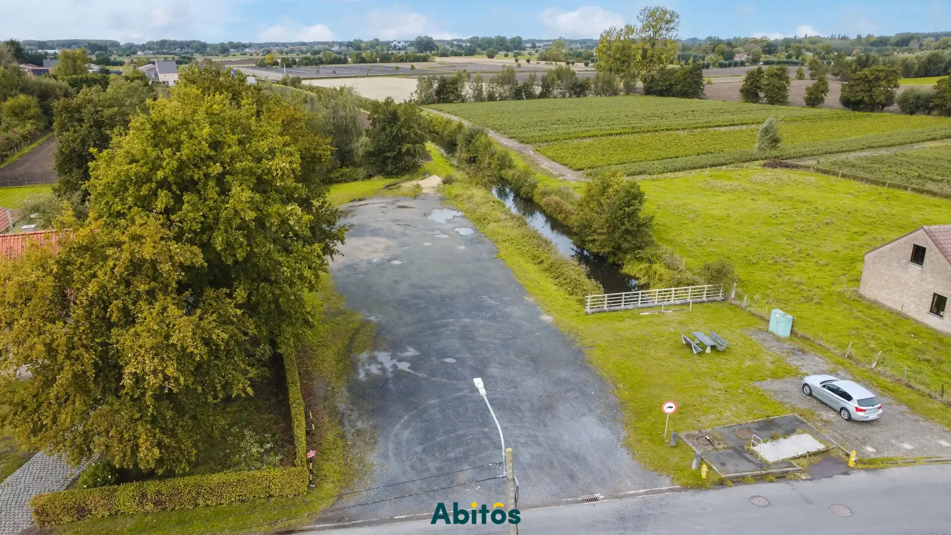 Landelijk gelegen bouwgrond met westelijke oriëntatie foto {{pictureIndex}}