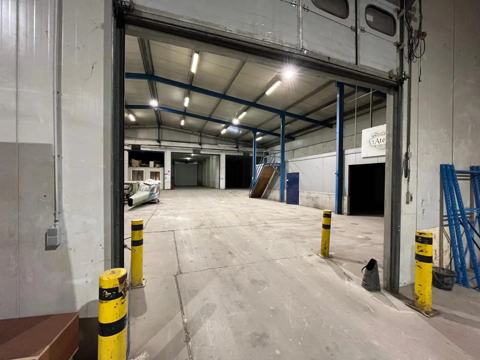Magazijn unit 58 van  1.109m² centraal  tussen A12 en E19 foto 3