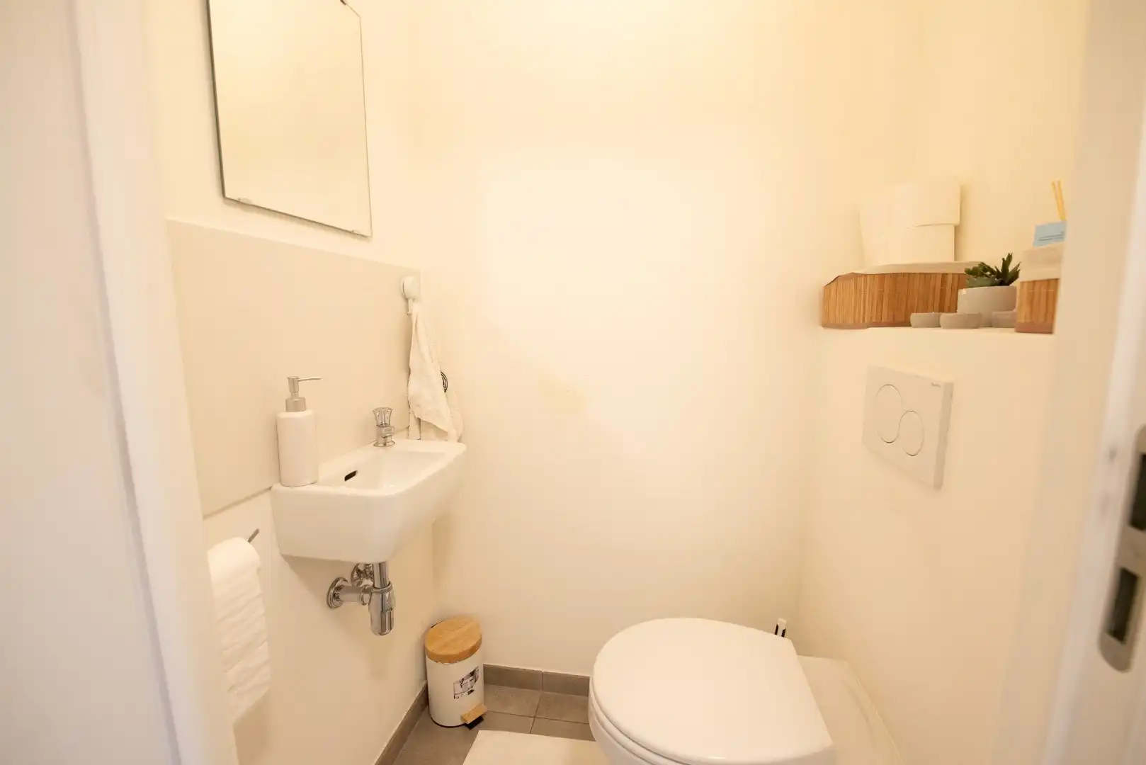 Recent instapklaar en lichtrijk appartement te huur in centrum Waregem foto 10