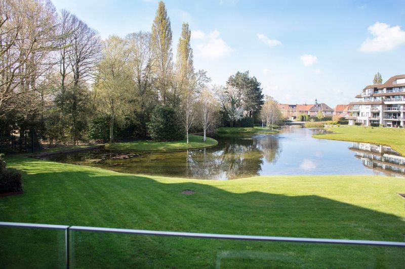 Stijlvol afgewerkt appartement met garage in privé domein De Steelander met natuurvijver en parktuin. foto 5