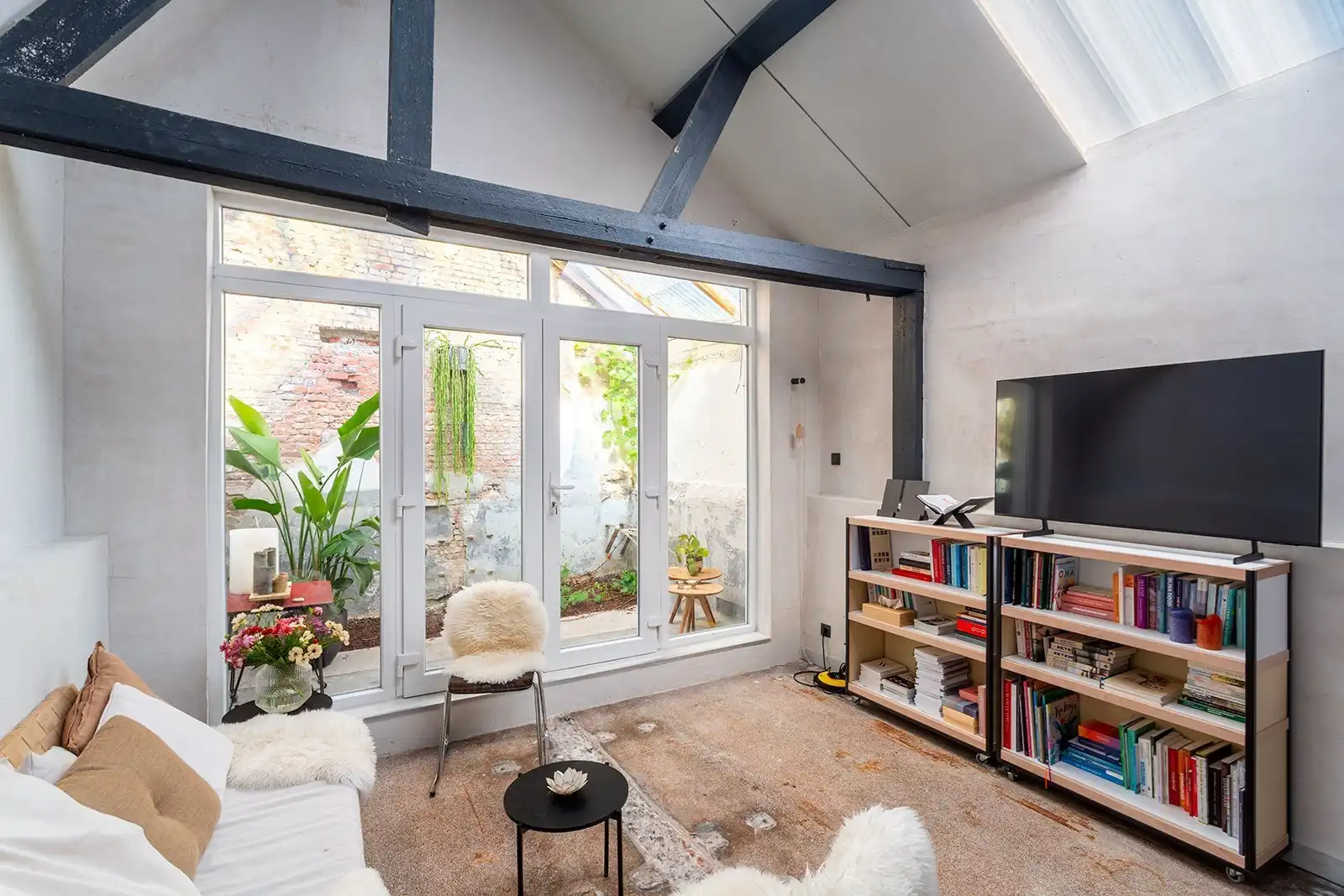 Eigenzinnig atelier in kleinschalig gebouw foto 12