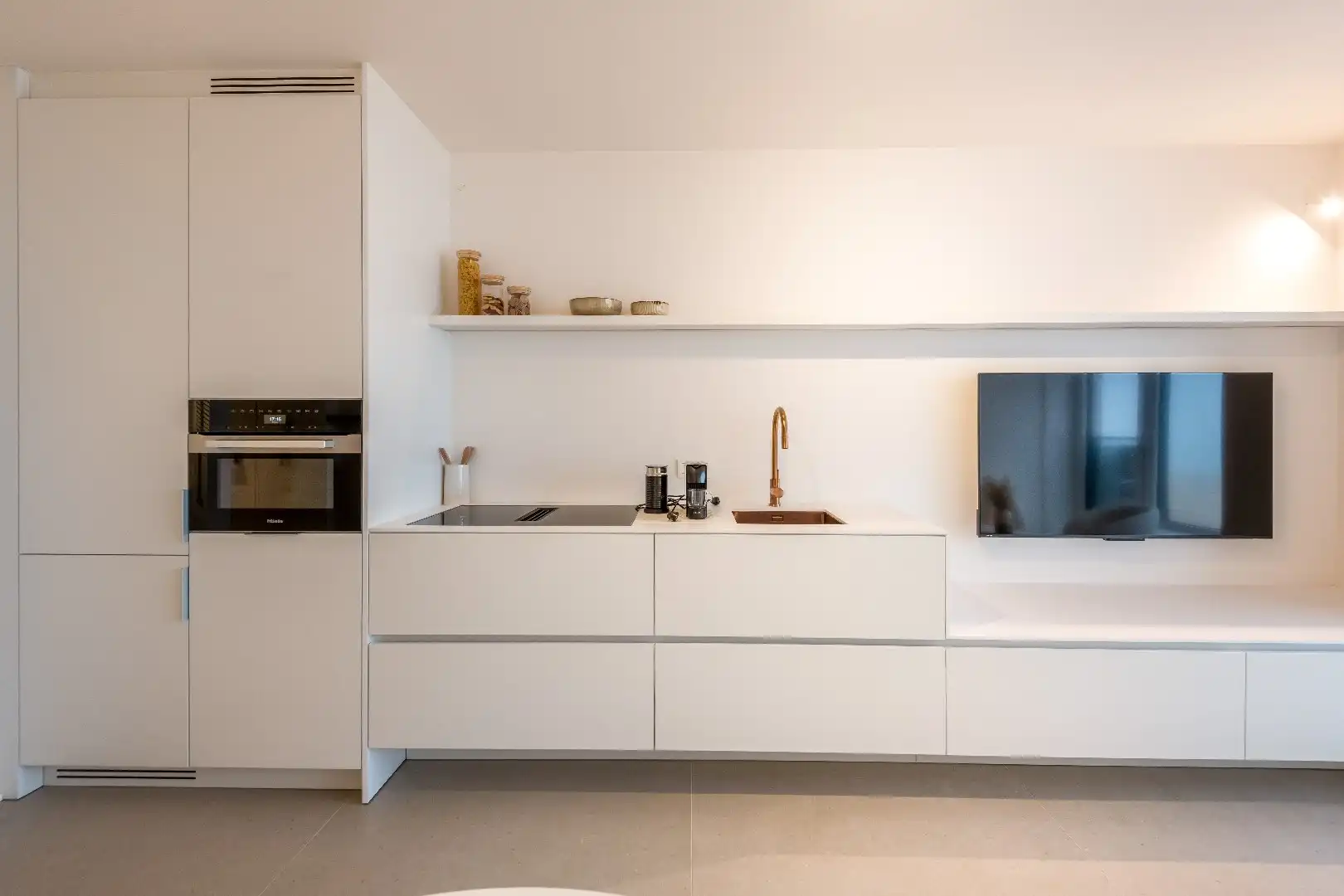 Mooi vernieuwd appartement schitterend gelegen op de Zeedijk vlakbij het Rubensplein foto 7