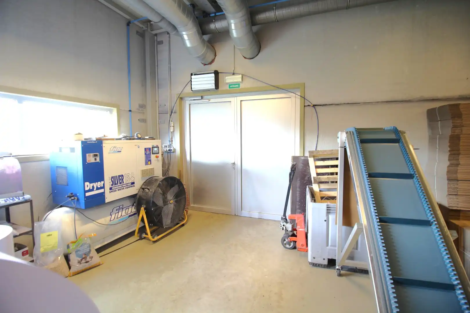 Modern bedrijfsgebouw van 540m² voor atelier- of opslagruimte op een perceel van 1.845m² foto 12