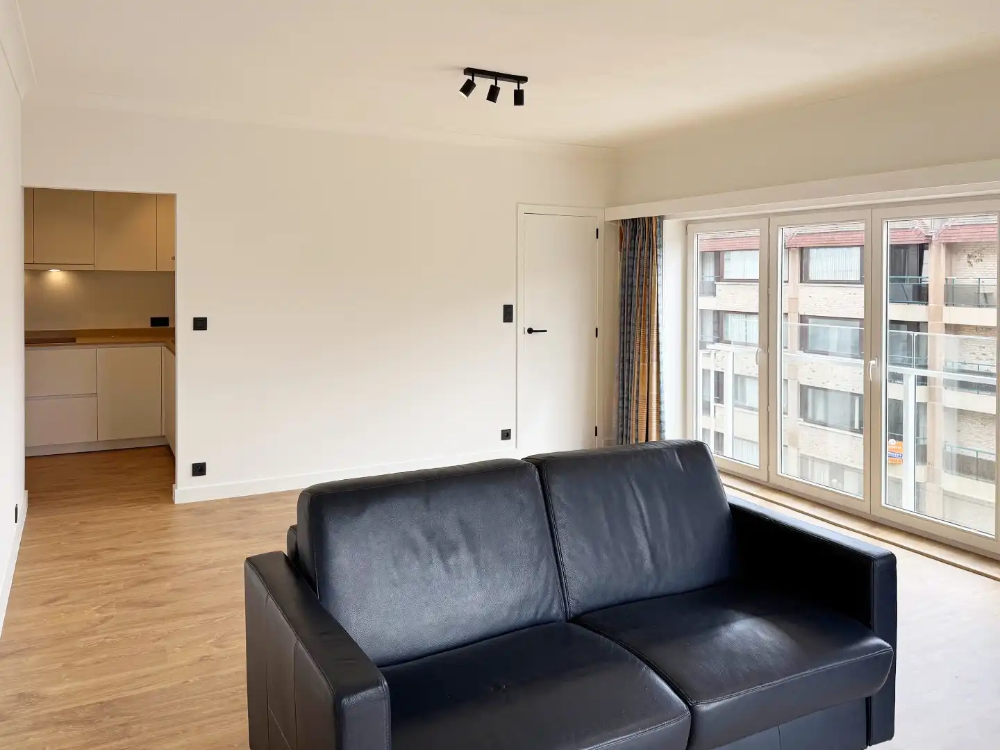 Instapklaar éénslaapkamerappartement met zijdelings zeezicht te Nieuwpoort-Bad. foto 2