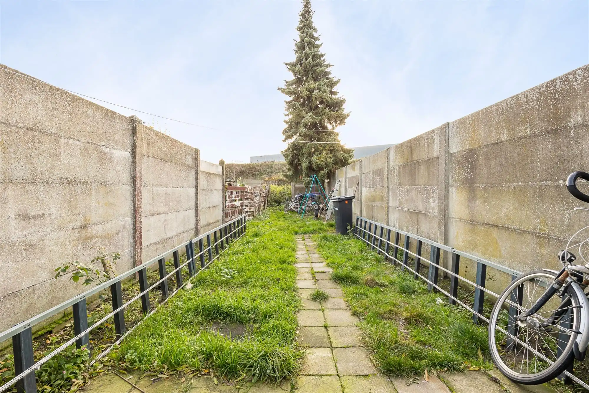 Opnieuw te koop: Te renoveren arbeidersw. met 3 slpk. en tuin foto 5