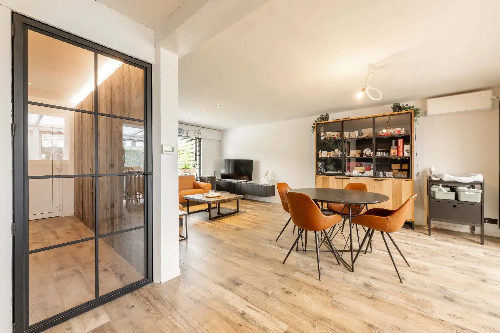 GERENOVEERDE (2021) HALF OPEN BEBOUWING OP 417 m² foto 4