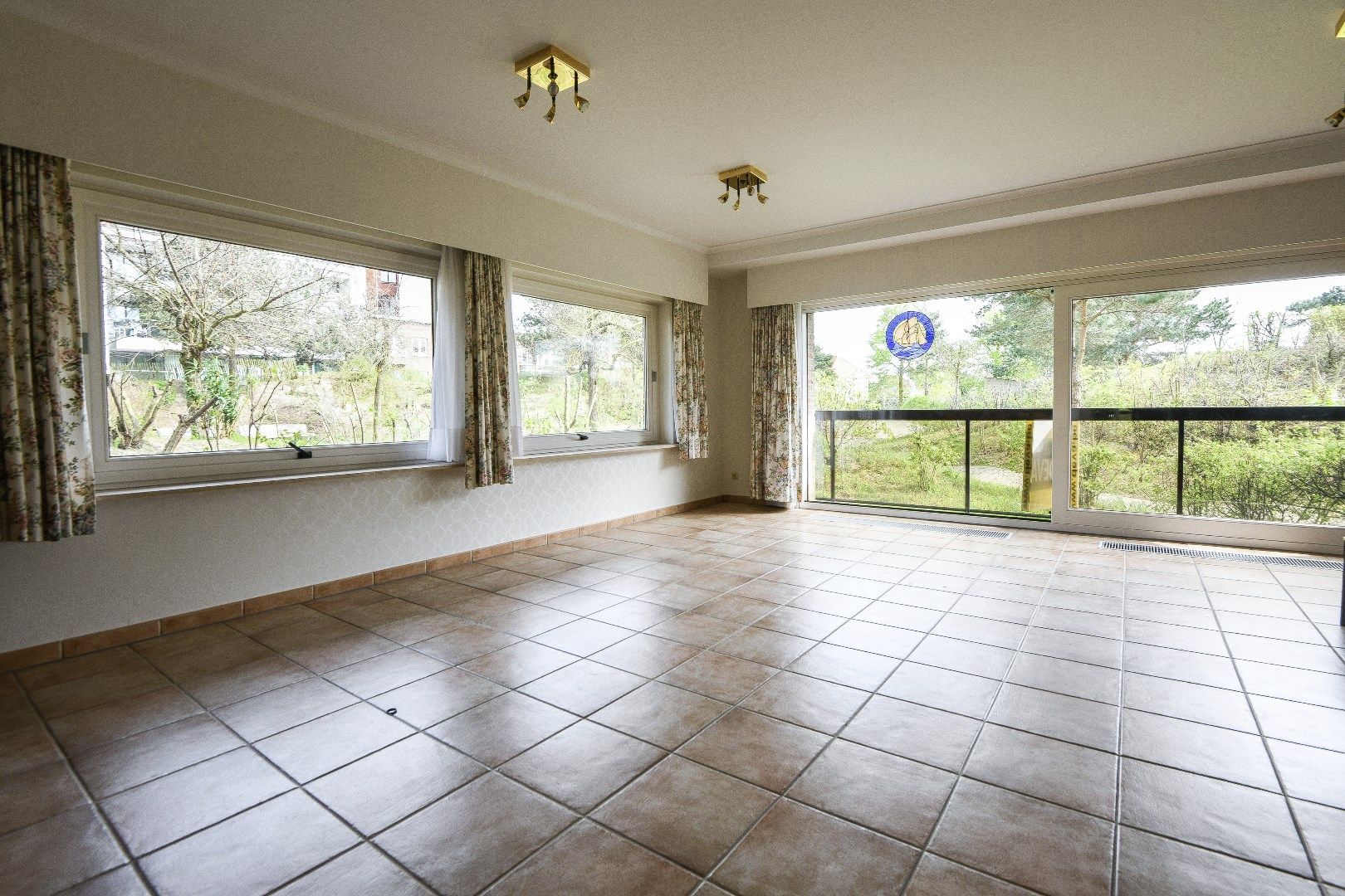 Prachtig gelegen appartement met zuidelijke oriëntatie, te midden van een groene omgeving, grenzend aan het Yzerpark, nabij de Dumortierlaan en het strand. Inpa foto 3