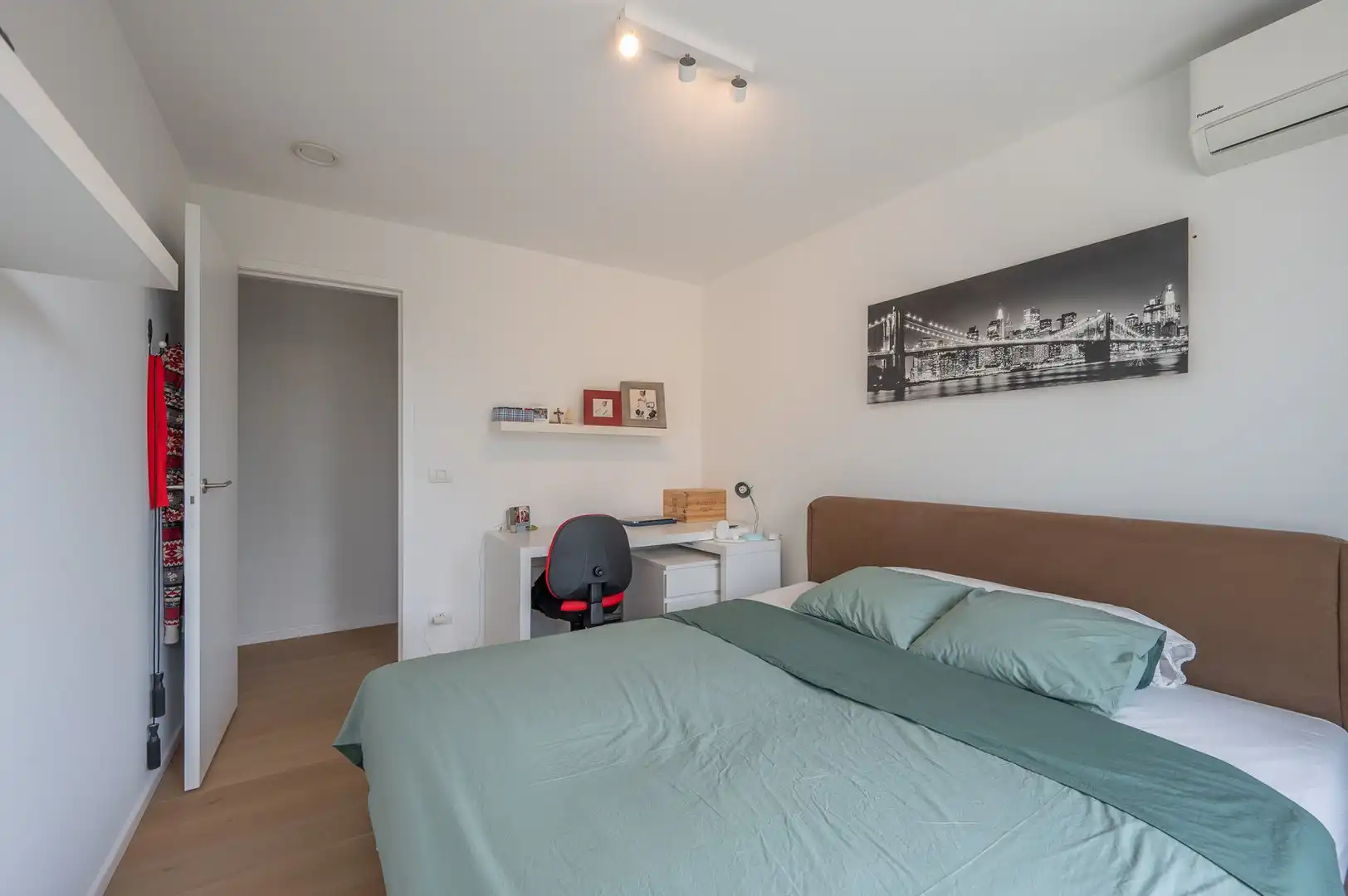 Prachtige hedendaagse villa met zonnige tuin en terrassen op fietsafstand van de zee. foto 29