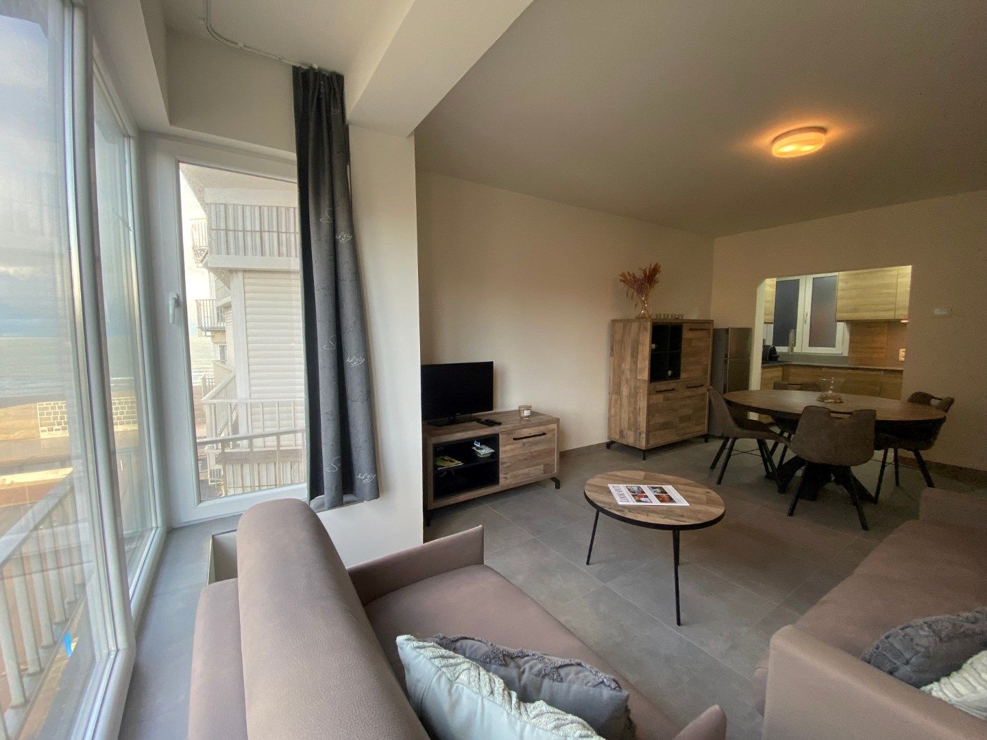 Volledig vernieuwd appartement met zijdelings zeezicht en 2 slaapkamers – private garage foto 3
