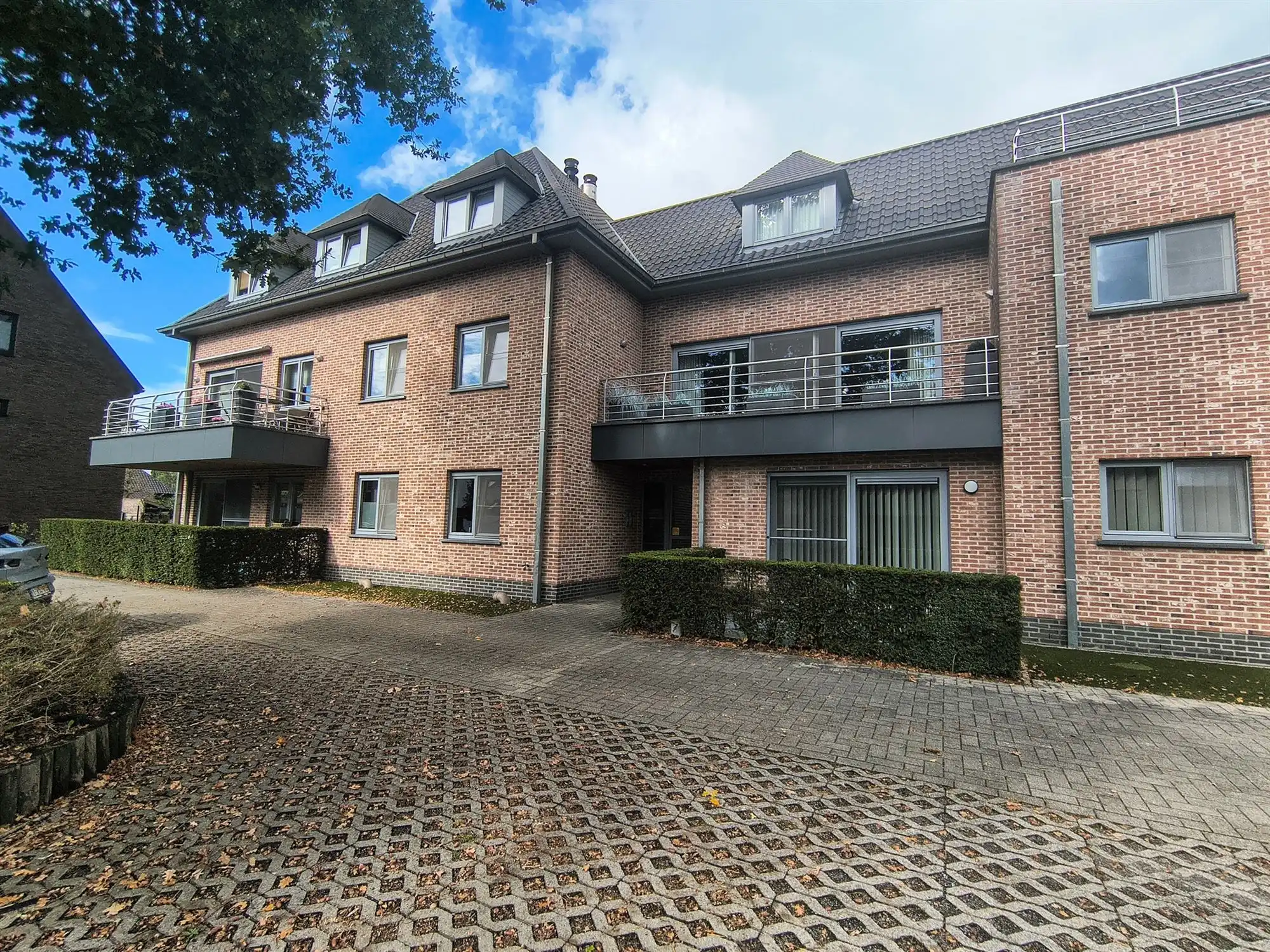 Appartement - Gelijkvloers - met 2 slaapkamers, groot terras en ondergrondse autostaanplaats foto 2
