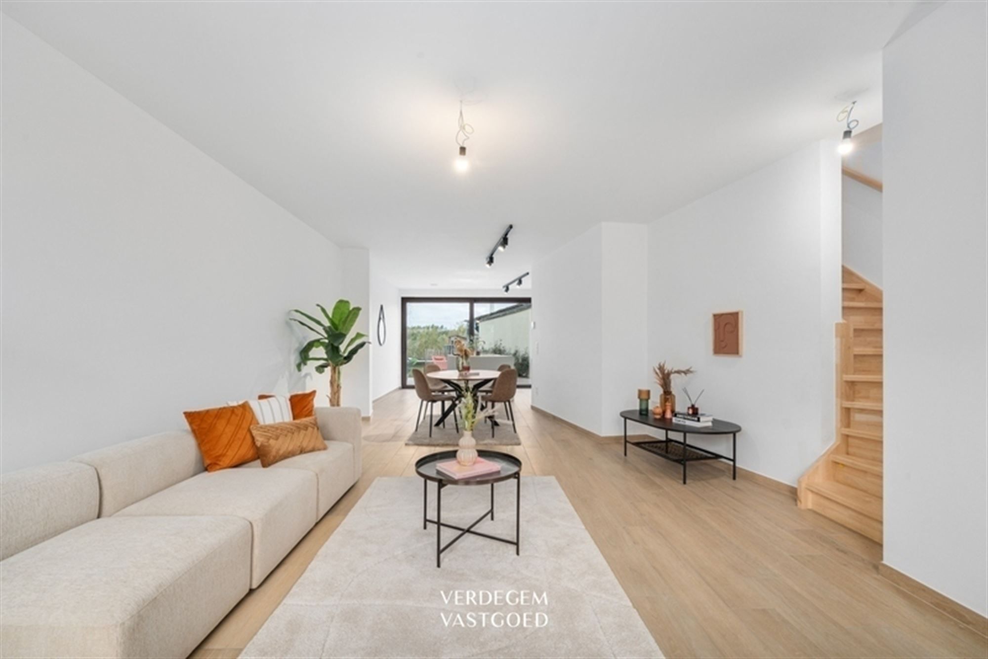 Verrassend leuke woning met 3 slaapkamers, autostaanplaats en gemeenschappelijke zwemvijver foto 3