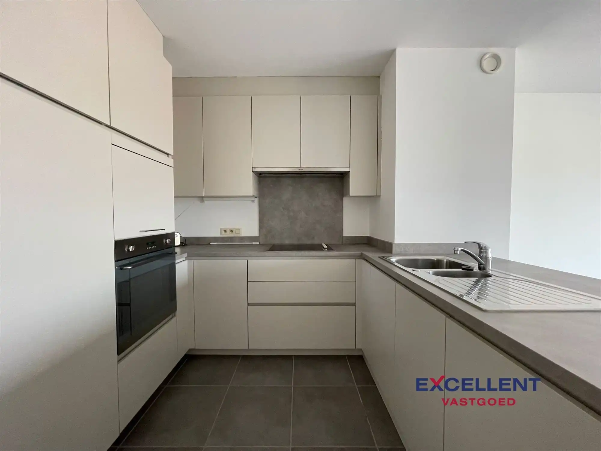 Lichtrijk dakappartement met ruim terras te huur op de Markt! foto 4