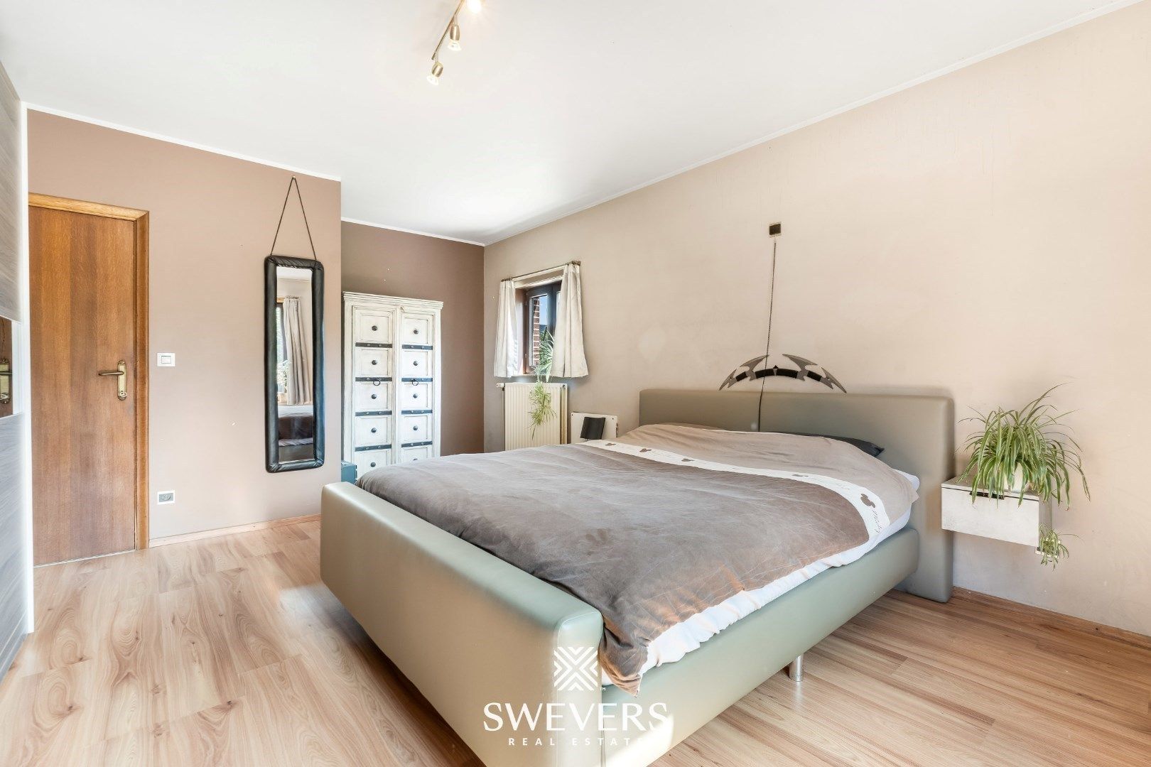 Ruime gezinswoning met zonnepanelen, kelder en zonnige tuin op topligging foto 12