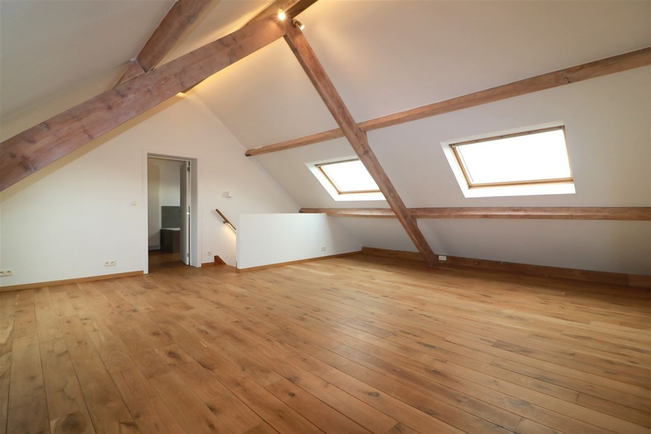 Architecturaal plaatje met 4 slpk., garage en riant terras foto 35