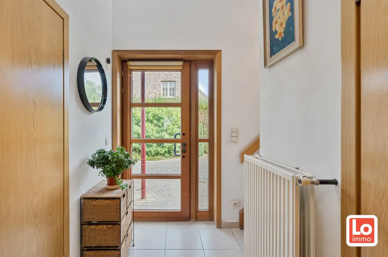 VERKOCHT!! Ruime degelijke alleenstaande woning met afzonderlijke garage en carport op een makkelijk bereikbare locatie in Lokeren! foto 3