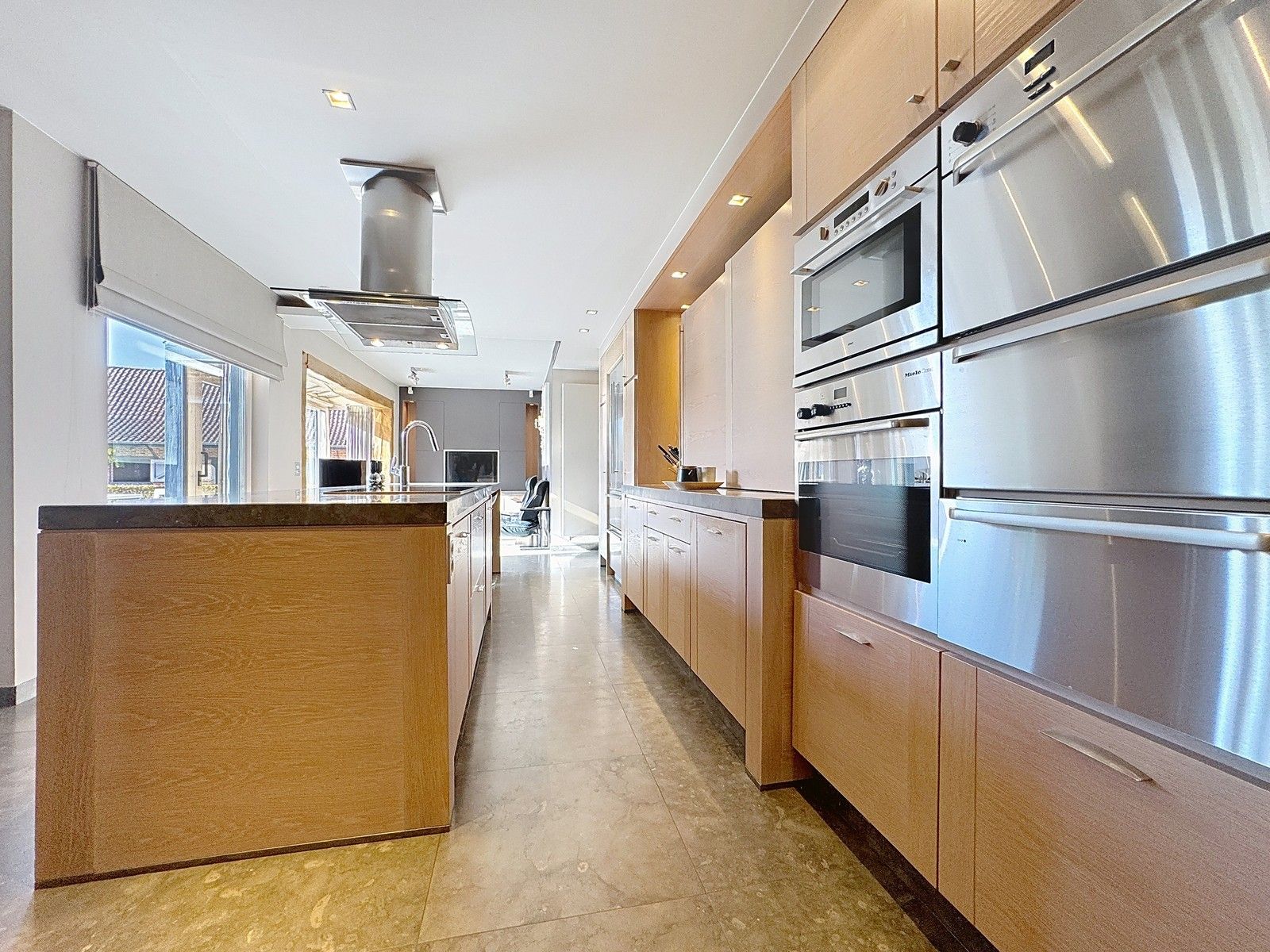 Instapklaar, luxueus afgewerkte VILLA (5 slpkms, dubbele garage, ...) met BIJGEBOUWEN (stallingen en bergplaats). Grondopp.: 2.814m² + Optioneel : braakliggend stuk industriegrond. foto 6