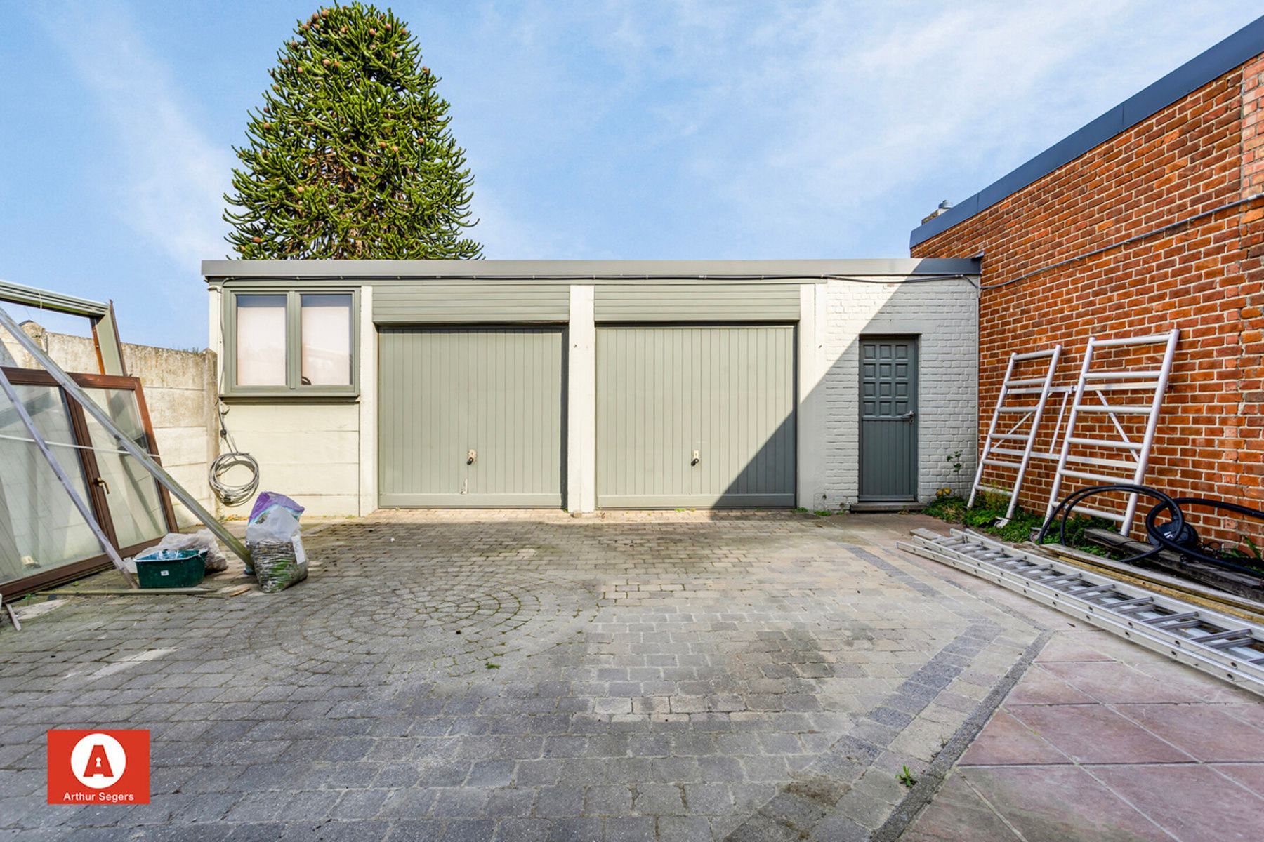 Gezinswoning met kleine werken, 2 garages en tuin.  foto 23