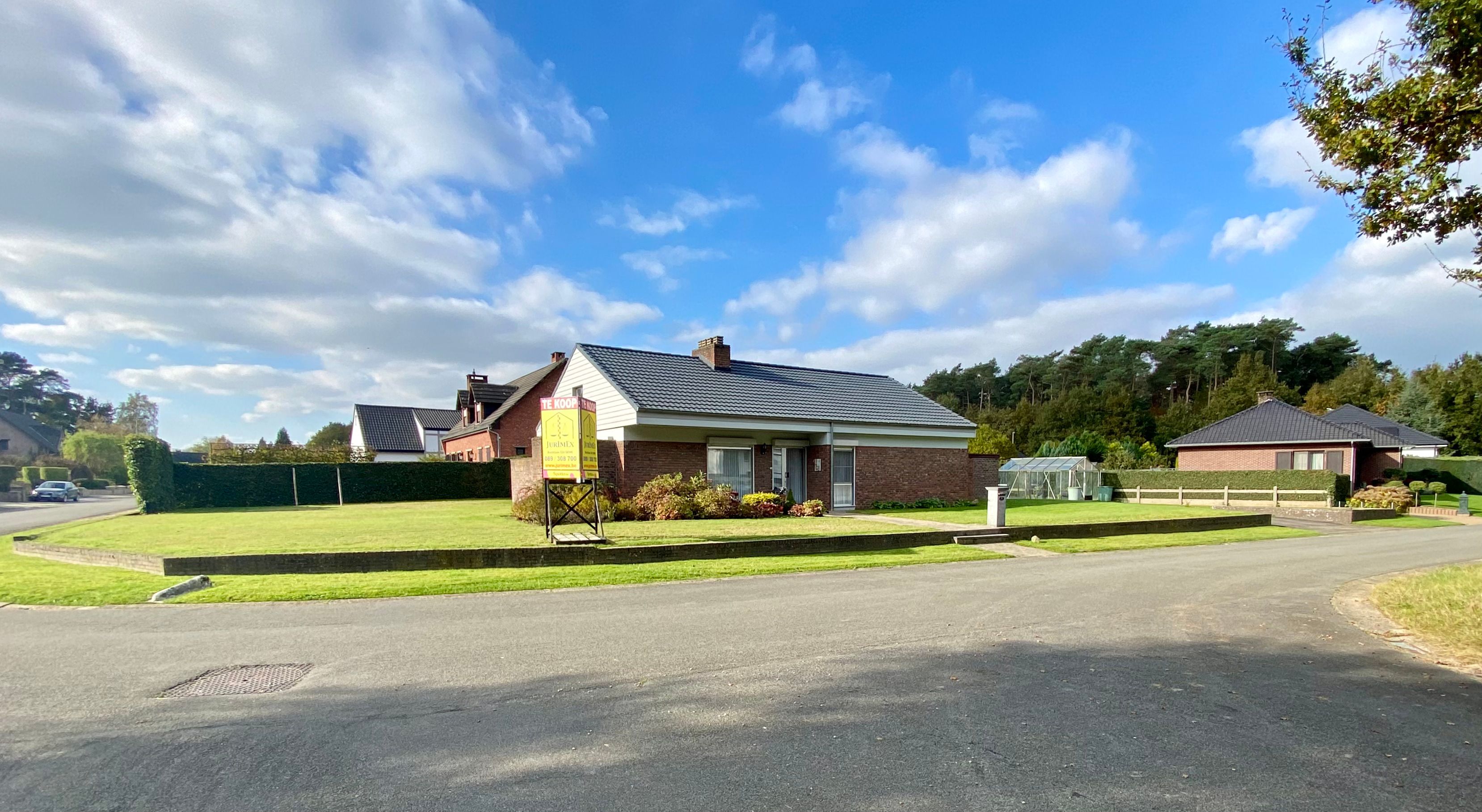 Hoofdfoto van de publicatie: As, Dennengaerdelaan 38: goed onderhouden gelijkvloerse woning met 3 slaapkamers op een perceel van 10 are in rustige, residentiële buurt.