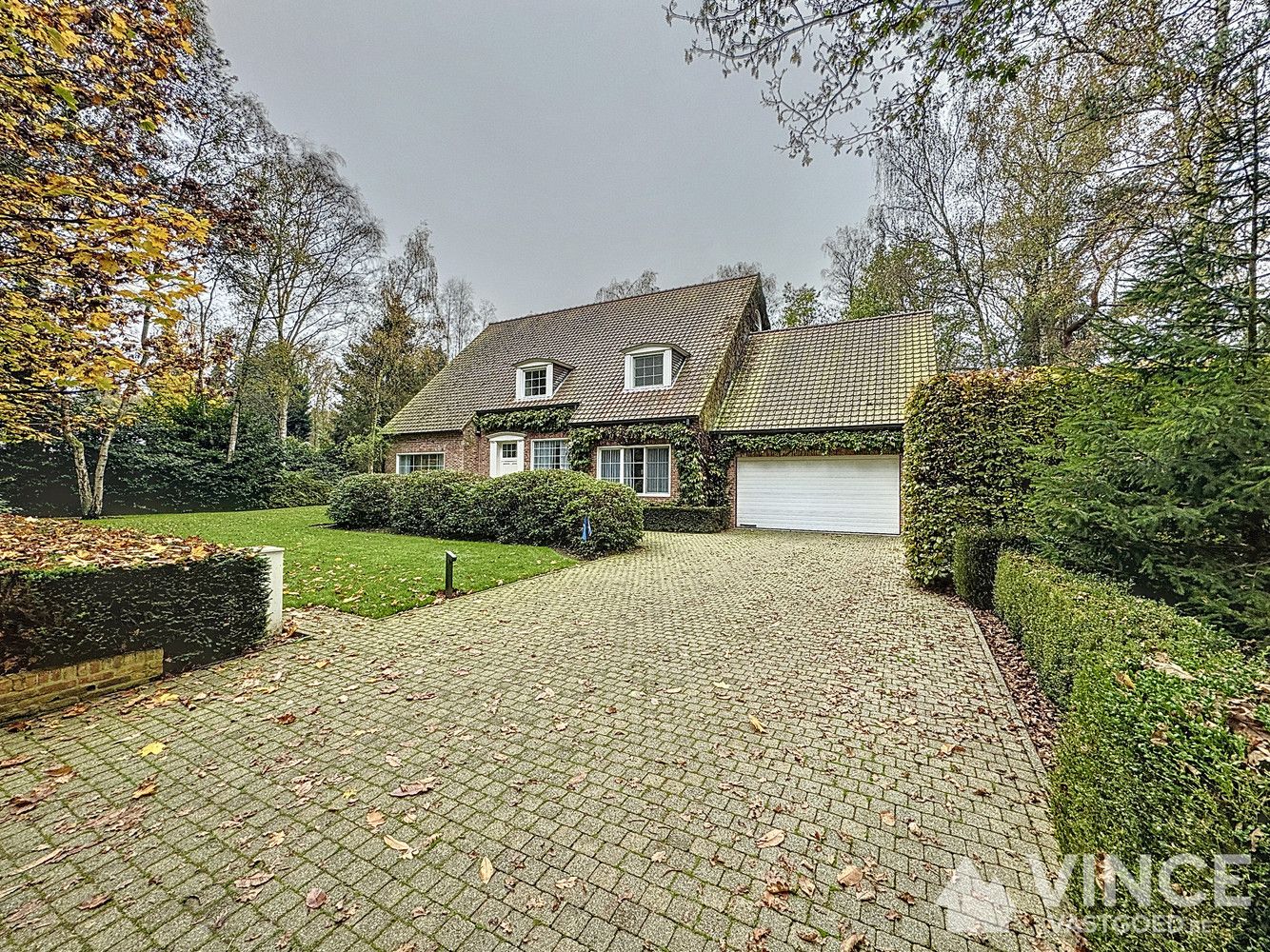 Prachtige villa in een rustige straat, omringd door groen foto {{pictureIndex}}