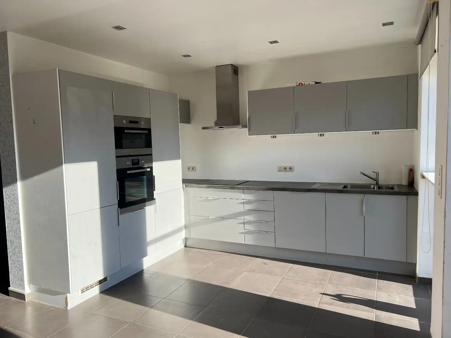 Vernieuwde rijwoning te huur in hartje Westerkwartier te Oostende! foto 2