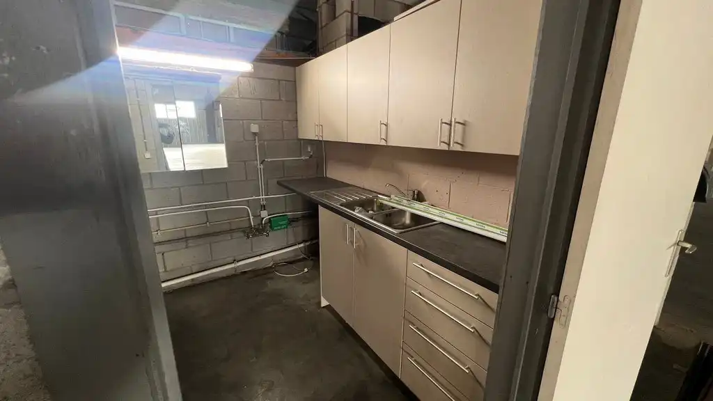 Bedrijfspand in bedrijvenzone aan Makro te Eke foto 13