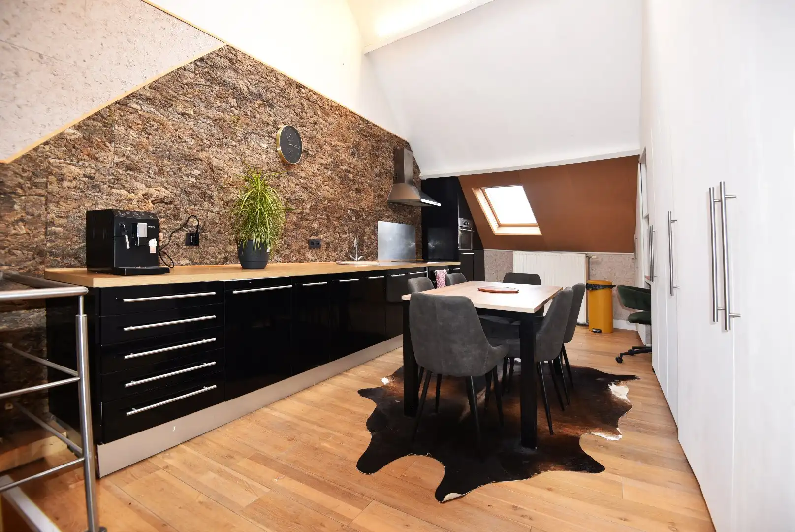 Rijwoning met zonnige tuin nabij centrum Maldegem. foto 4