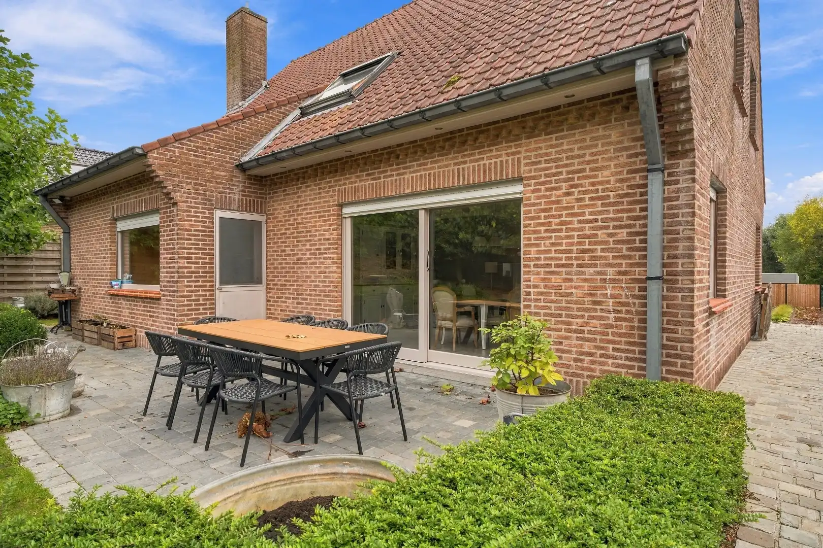 Hedendaagse villa met 4 slks, inpandige garage en mooie aangelegde tuin. foto 4