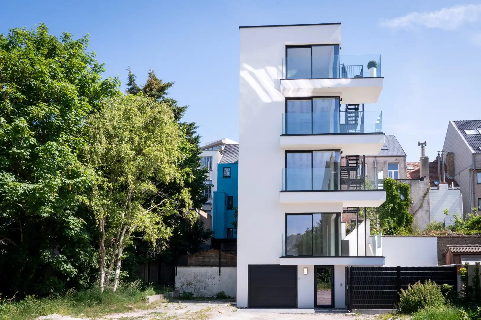 Vernieuwbouw – Luxueuze appartementen in een standingvol gebouw met glorieuze gevel op een boogscheut van het strand te Mariakerke! foto {{pictureIndex}}