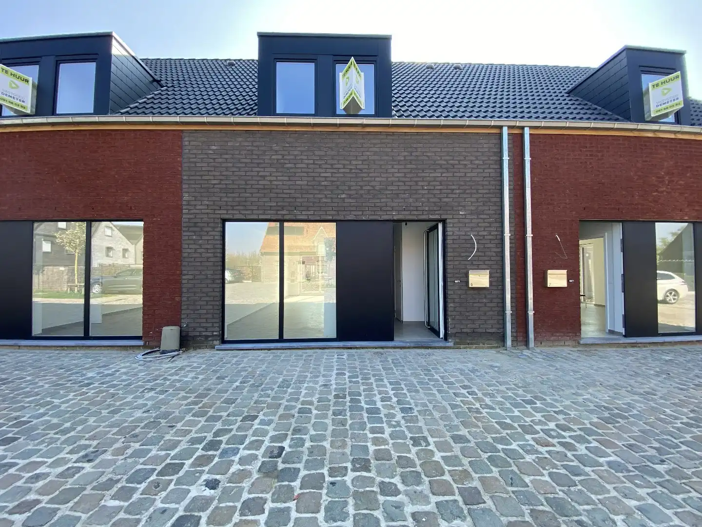 NIEUWBOUWPROJECT MET 4 INSTAPKLARE NIEUWBOUWWONINGEN MET 3 SLPKS EN TUIN foto {{pictureIndex}}