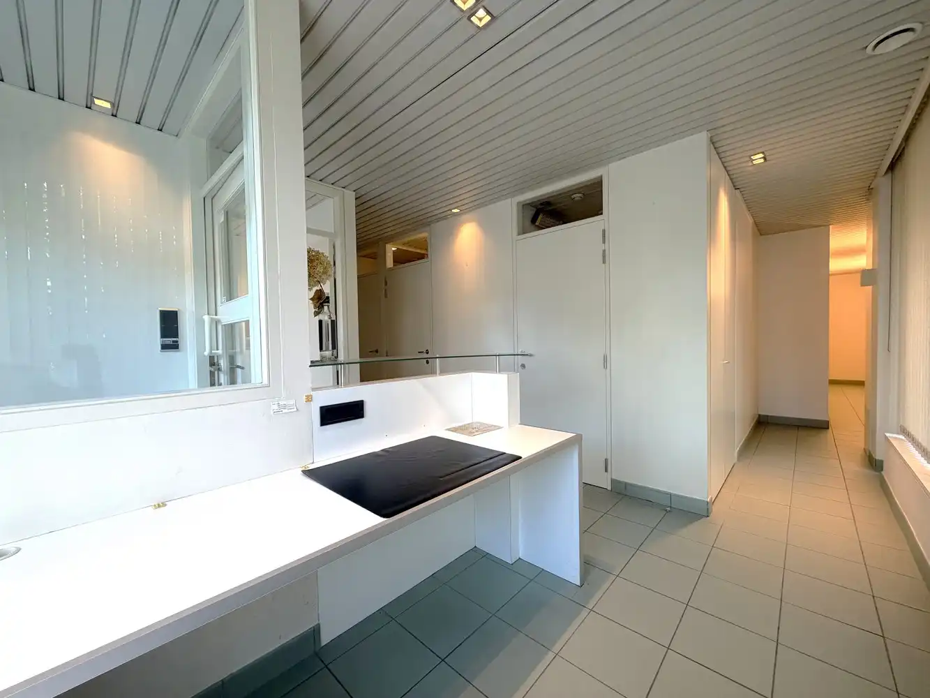Ruim handelspand (161m²) op topligging in Torhout! foto 5