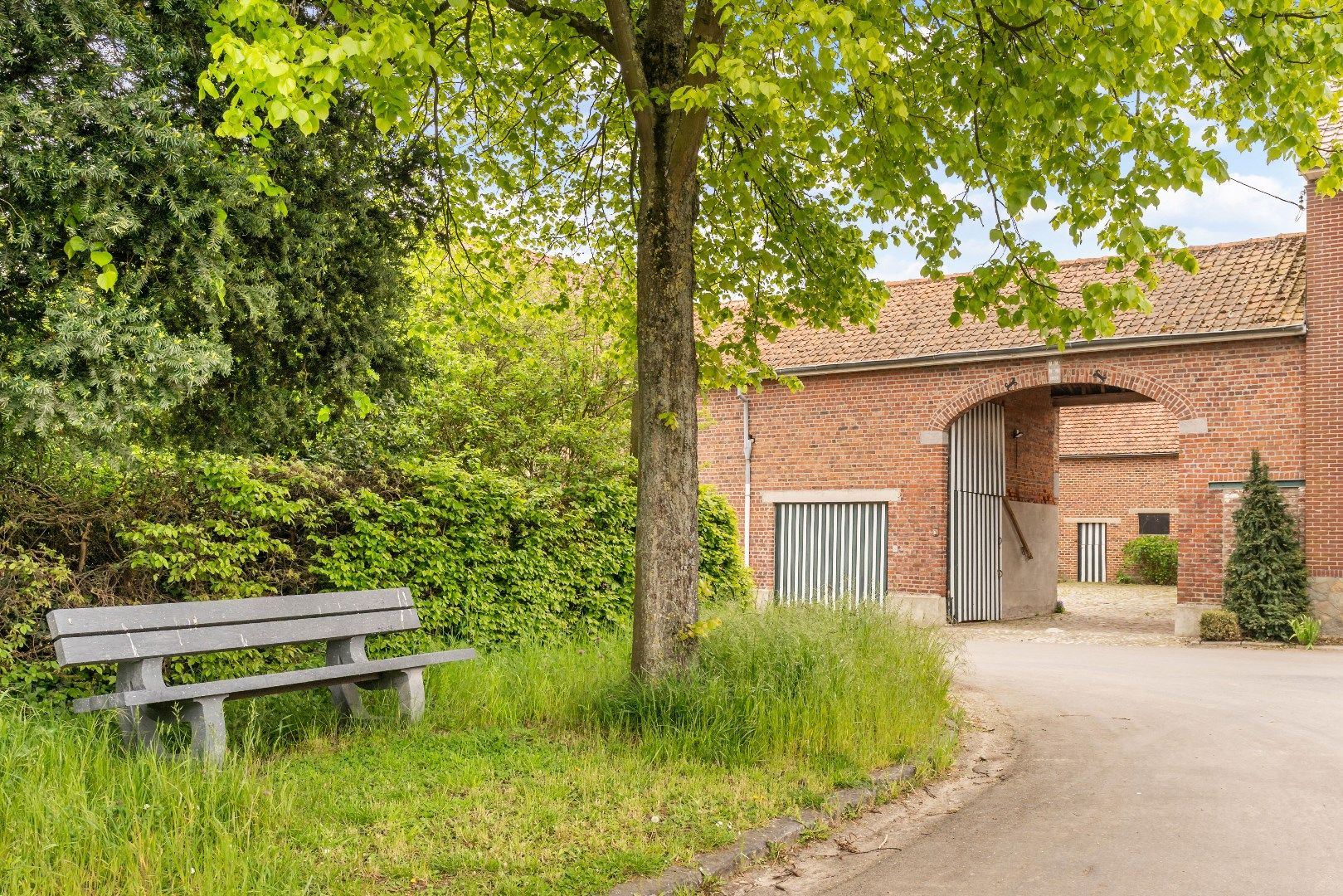 Authentieke vierkantshoeve met prachtige binnenplaats en achterliggende weide op 66a 36ca  foto 2