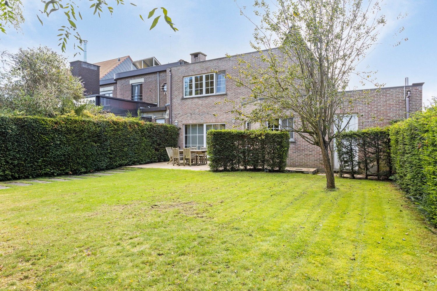 Ruime instapklare gezinswoning met leuke privatieve tuin te Mortsel foto {{pictureIndex}}