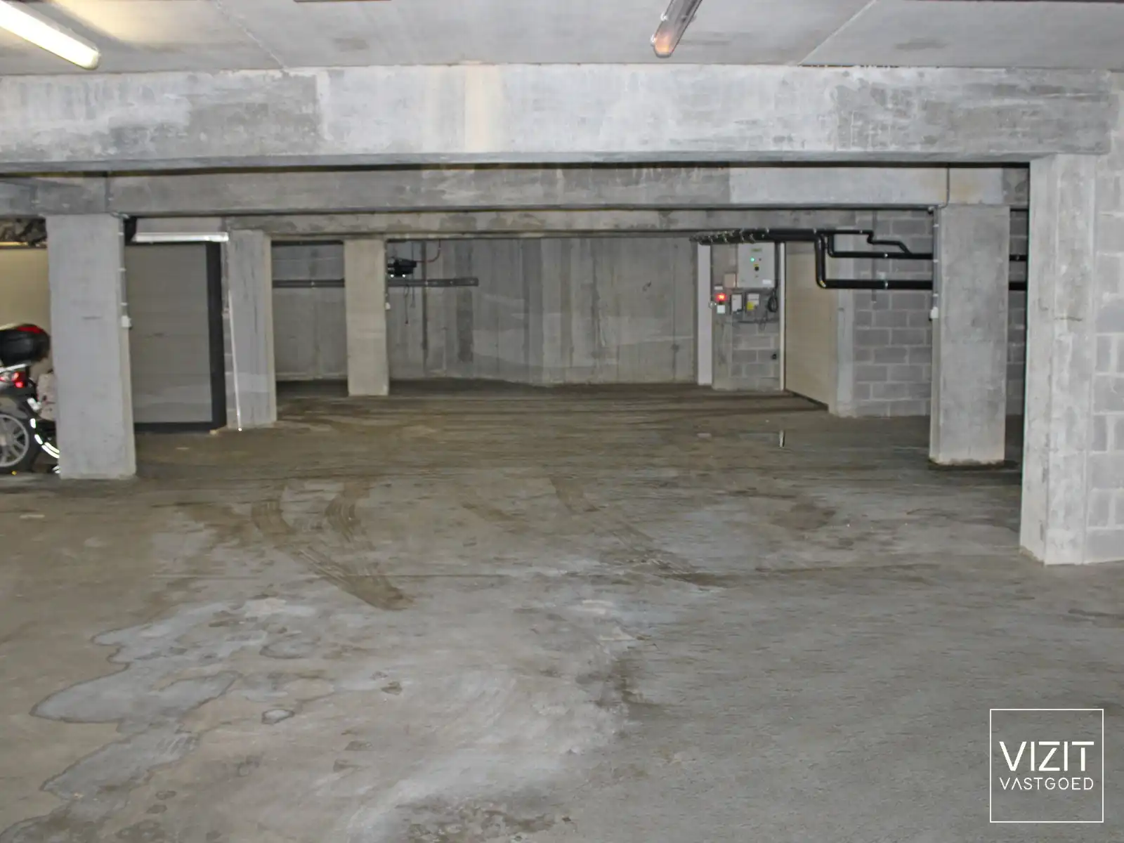 Ondergrondse parkeerplaatsen/garage met autolift   foto {{pictureIndex}}