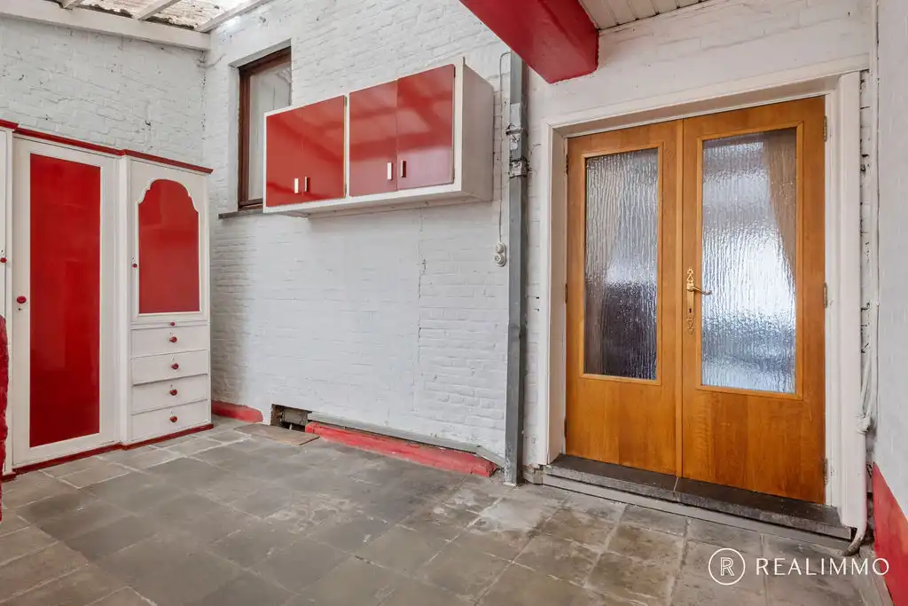 Stevige te renoveren woning in hartje Zwevegem! foto 12