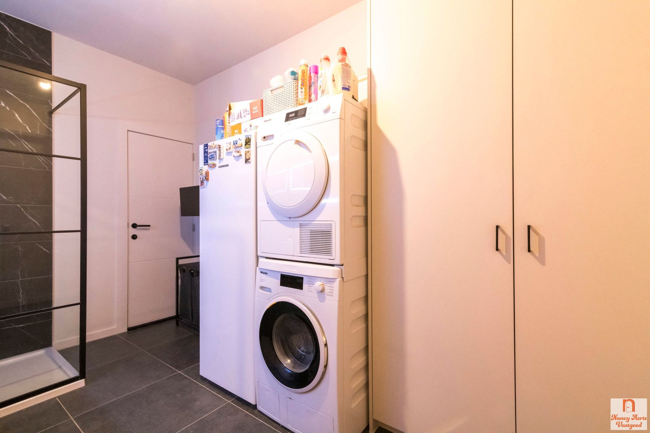 Volledig gerenoveerde woning met bijbouw en grote tuin foto 26