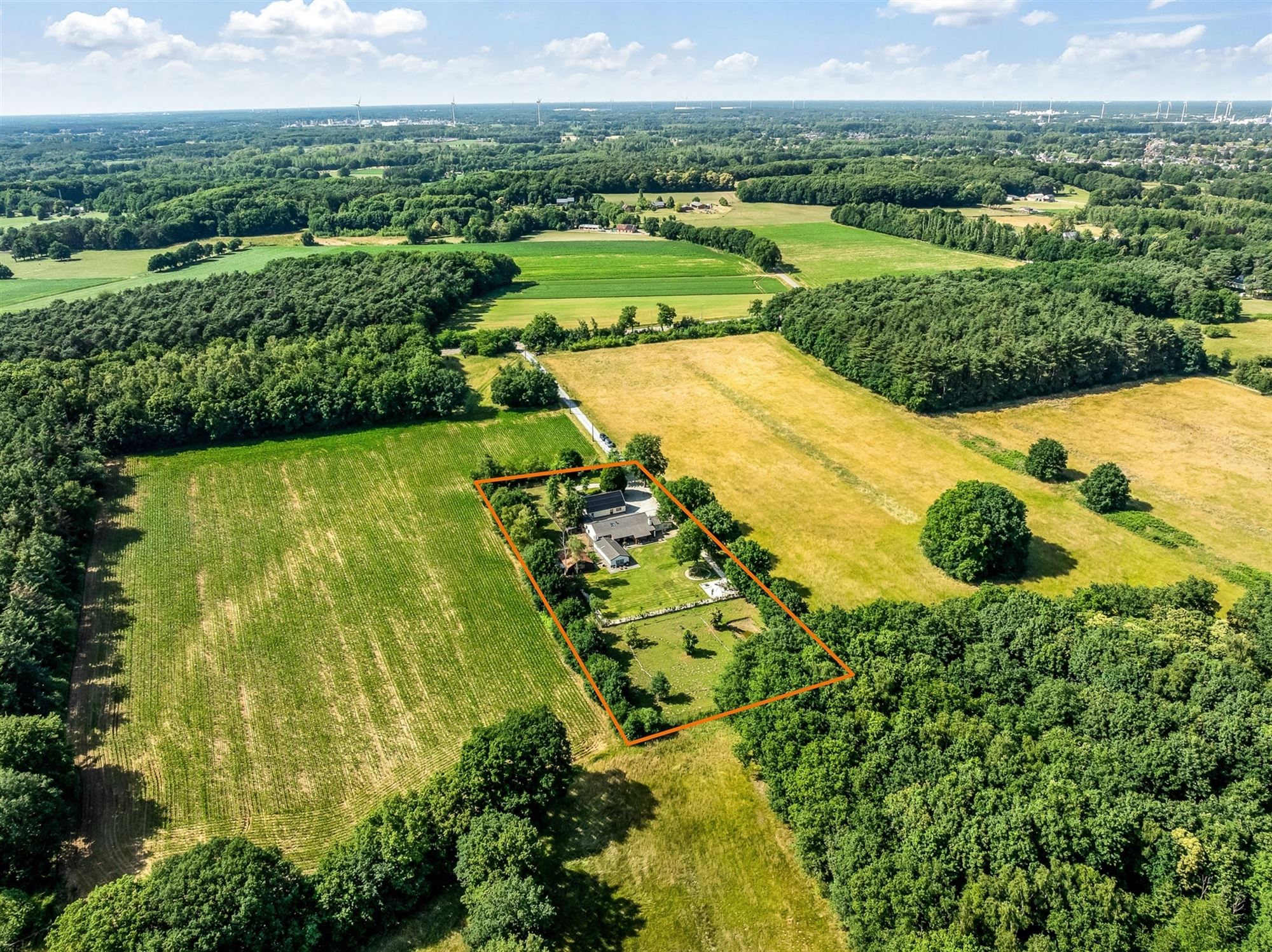 CHARMANTE WONING MET 5 SLAAPKAMERS OP UNIEK GELEGEN PERCEEL VAN 6600M² foto {{pictureIndex}}