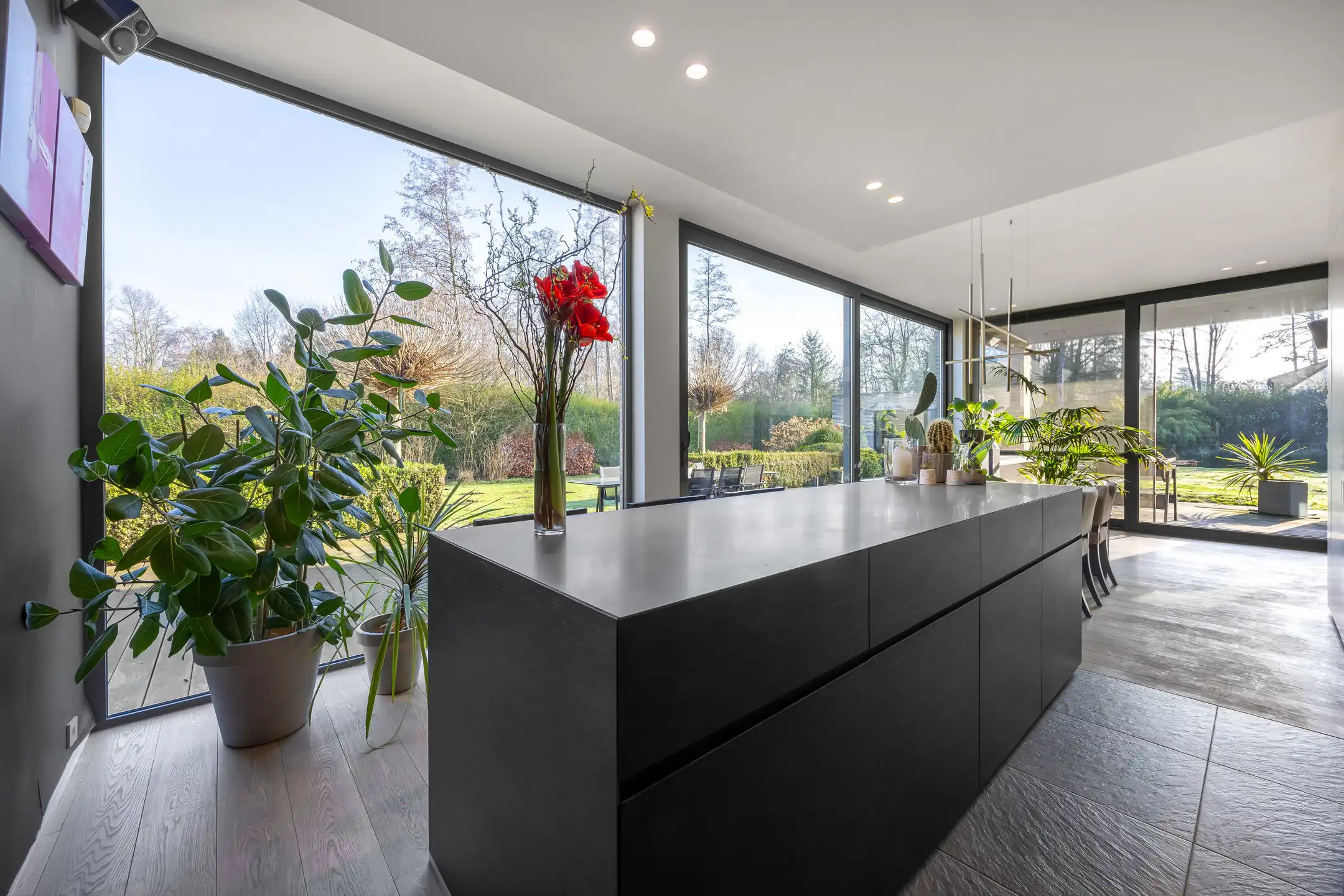 Luxueuze moderne villa met zwemvijver en prachtig poolhouse foto 17
