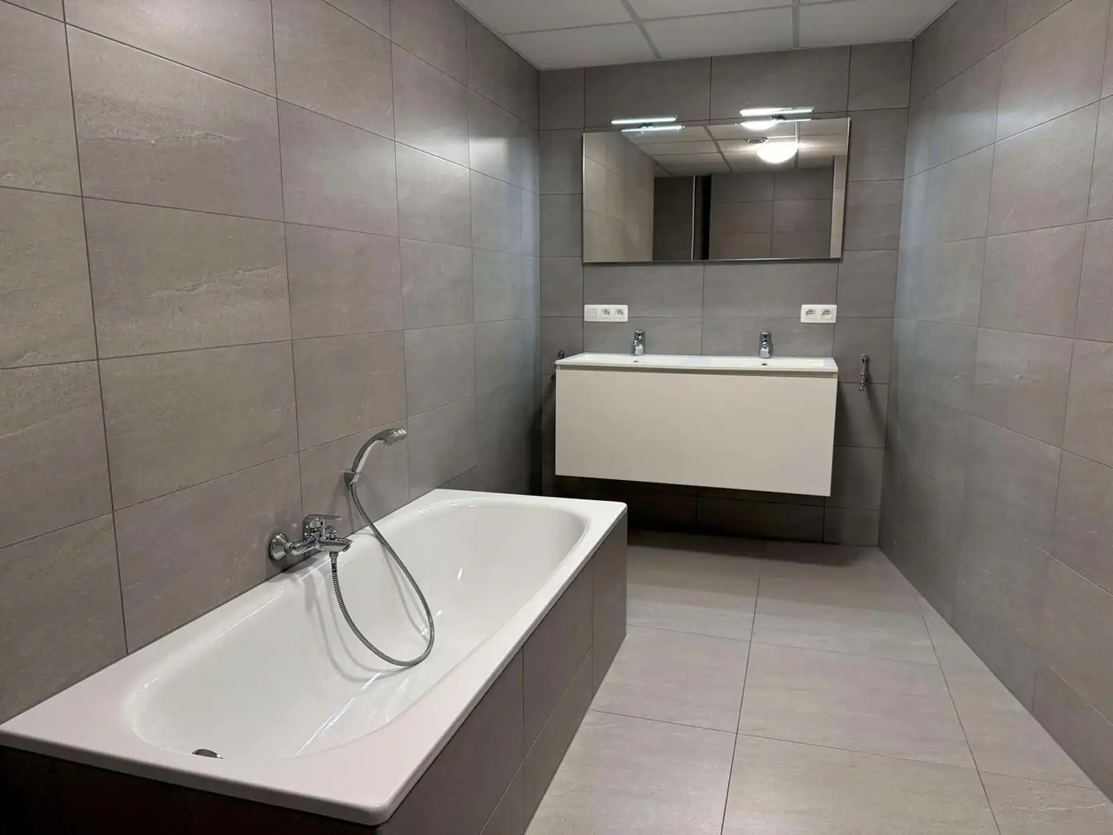 Nieuwbouwappartement 3 kamers, terras en autostaanplaats foto 9