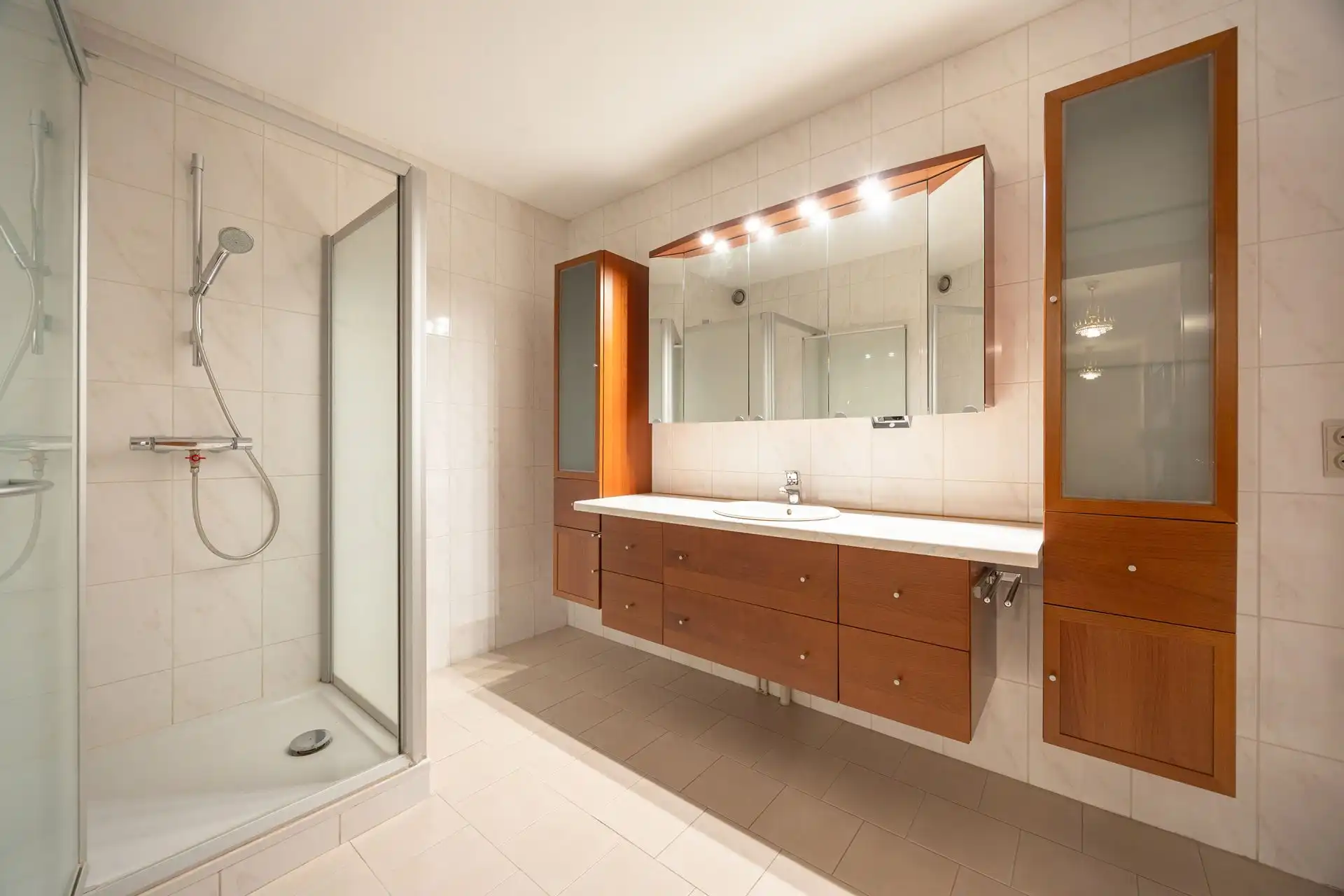 Twee slaapkamer appartement met inpandse autostaanplaats foto 16