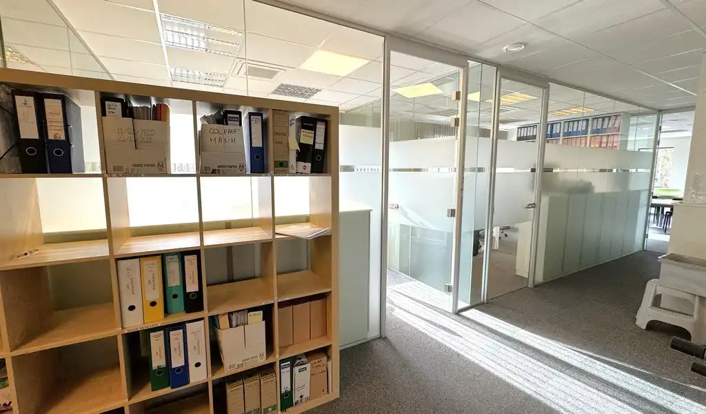 Ingedeelde kantoorruimte met visibiliteit te huur in Sint-Martens-Latem foto 12