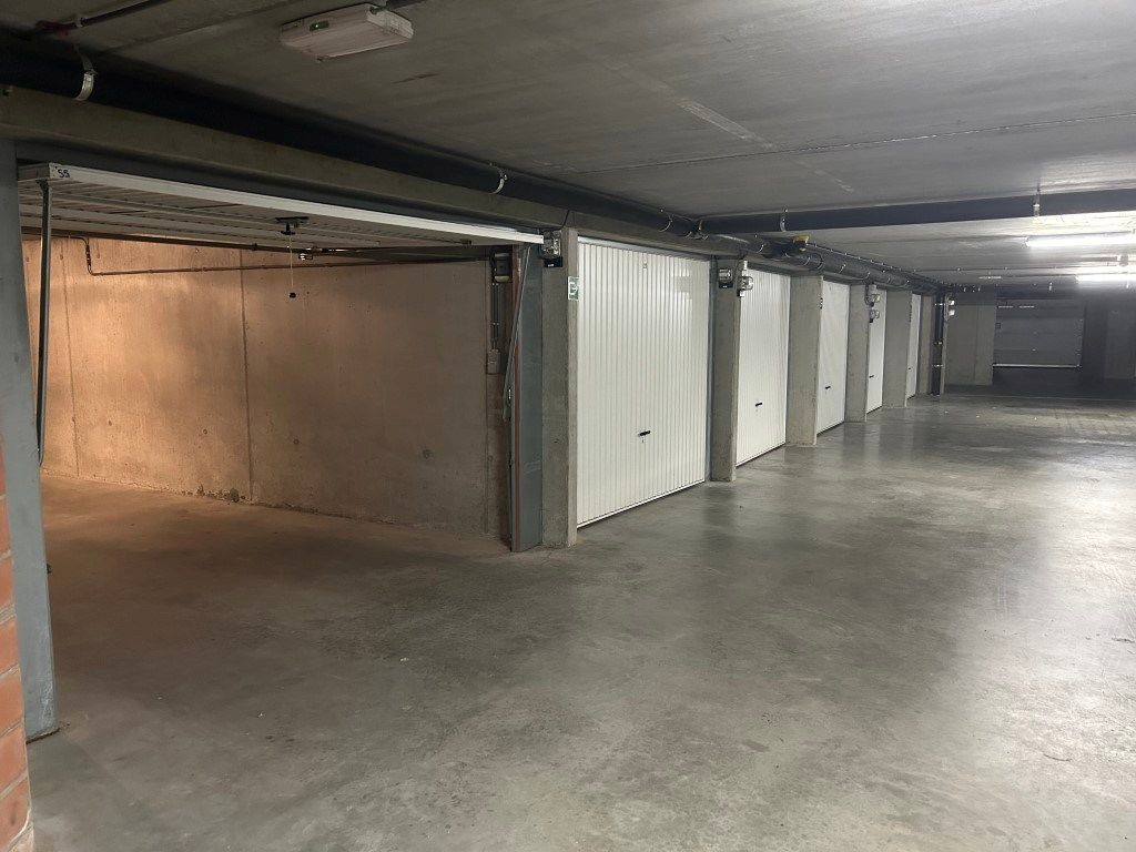 Afgesloten gelijkvloerse garagebox foto 7
