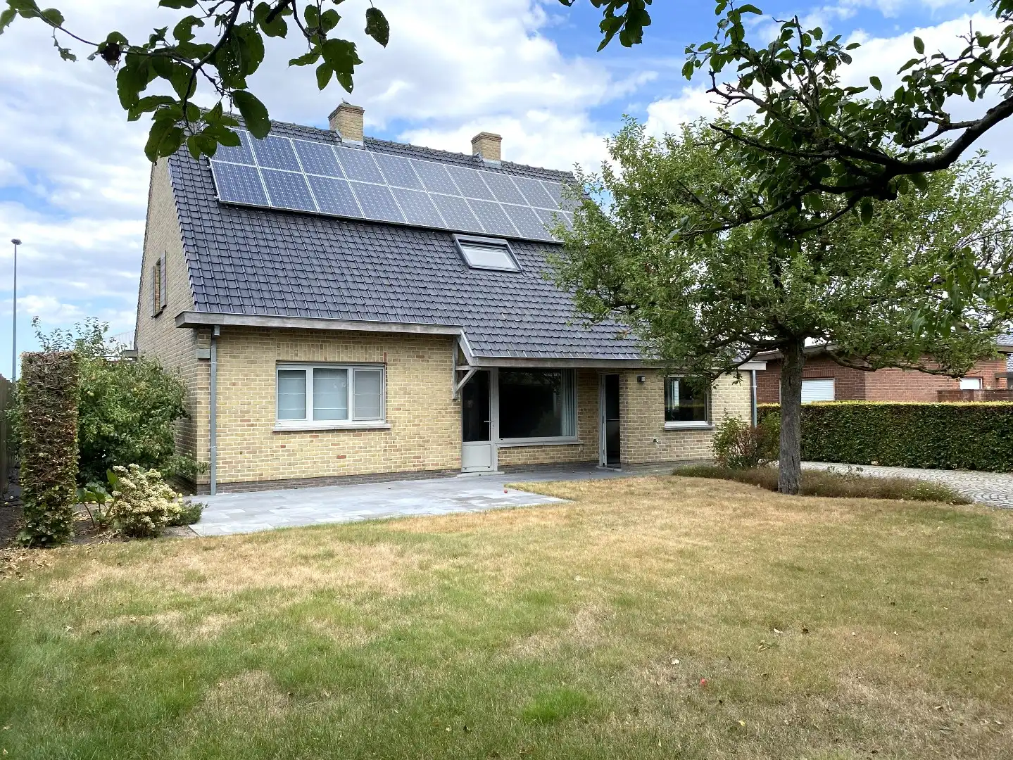 INSTAPKLARE ALLEENSTAANDE VILLA MET DUBBELE GARAGE EN TUIN foto 27