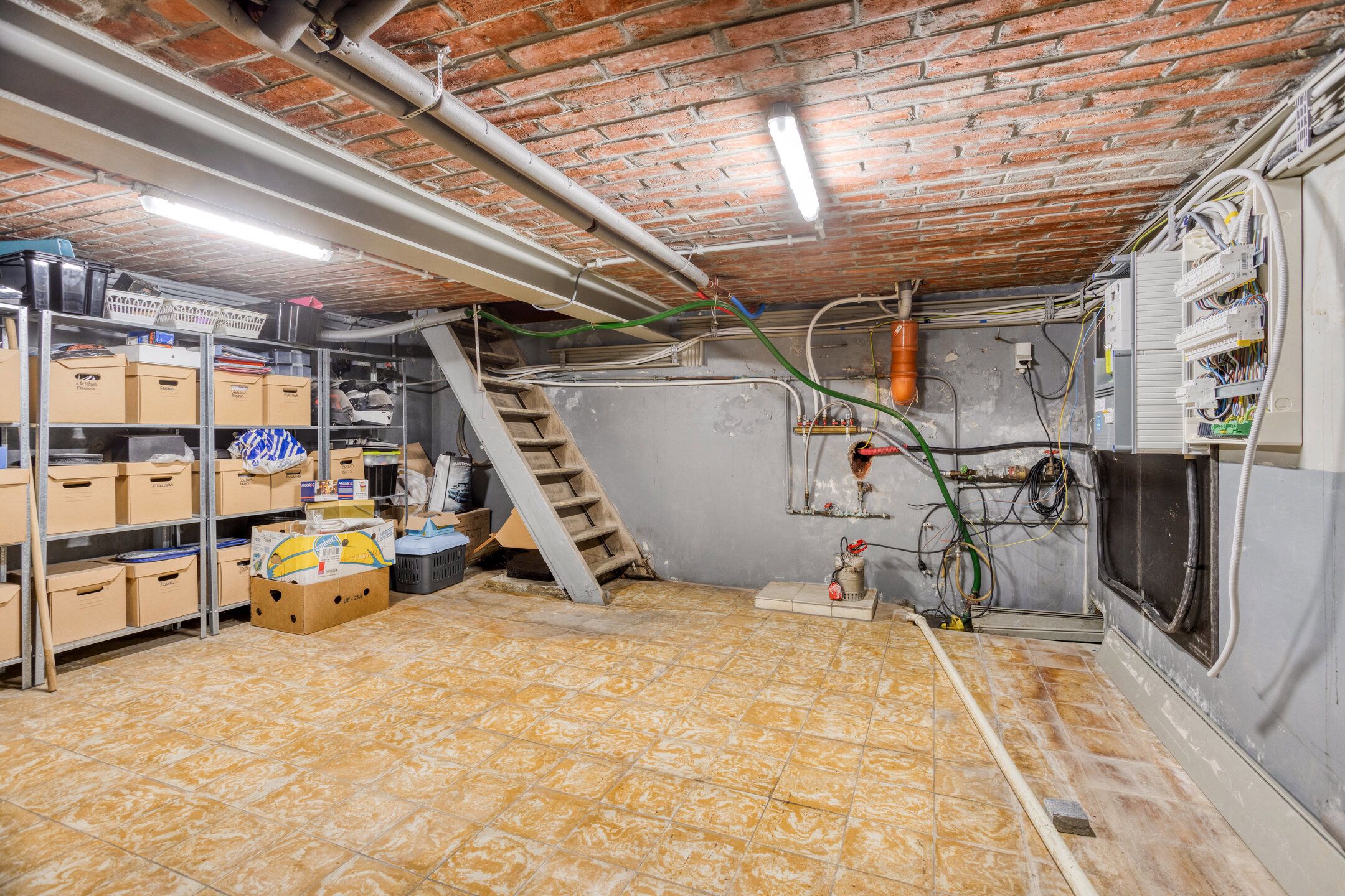 Ruime, deels gerenoveerde woning met veel potentieel foto 14
